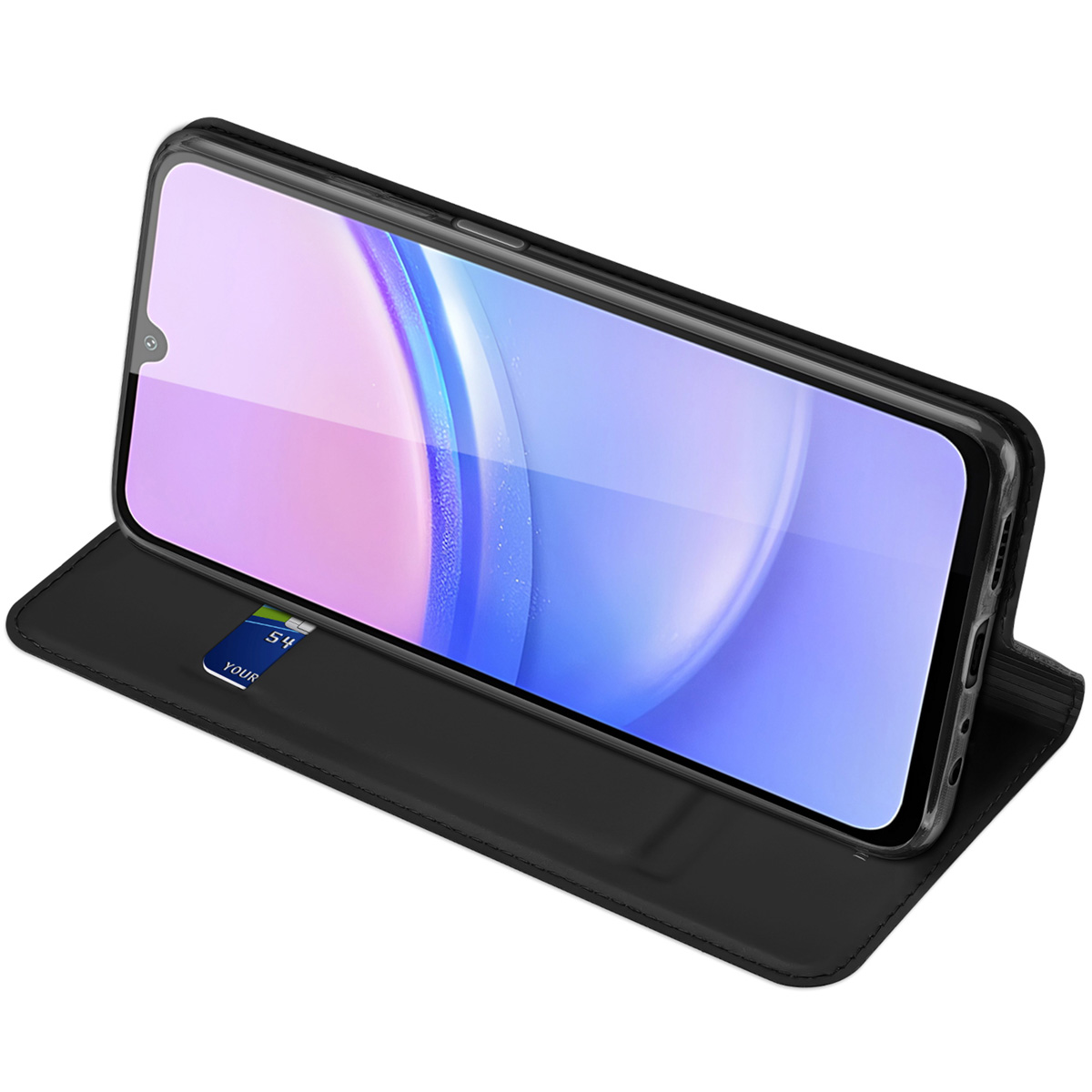 Ein Smartphone steht in einer schwarzen Klapphülle mit Kreditkartenfach auf weißem Hintergrund.