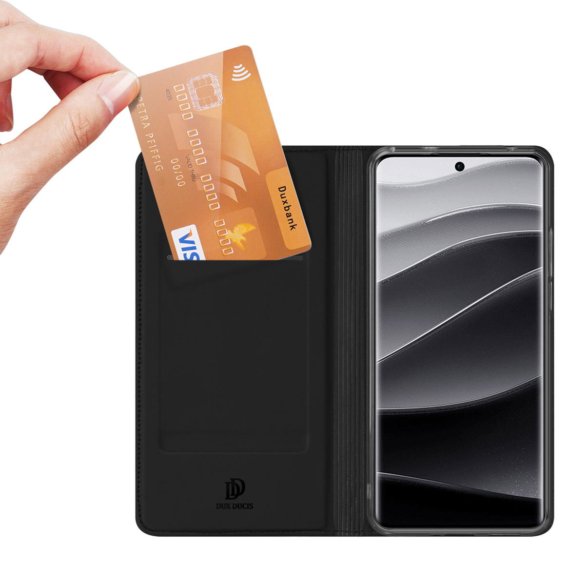 Eine Hand schiebt eine goldene Kreditkarte in die Tasche einer schwarzen Leder-Handyhülle neben einem Smartphone.