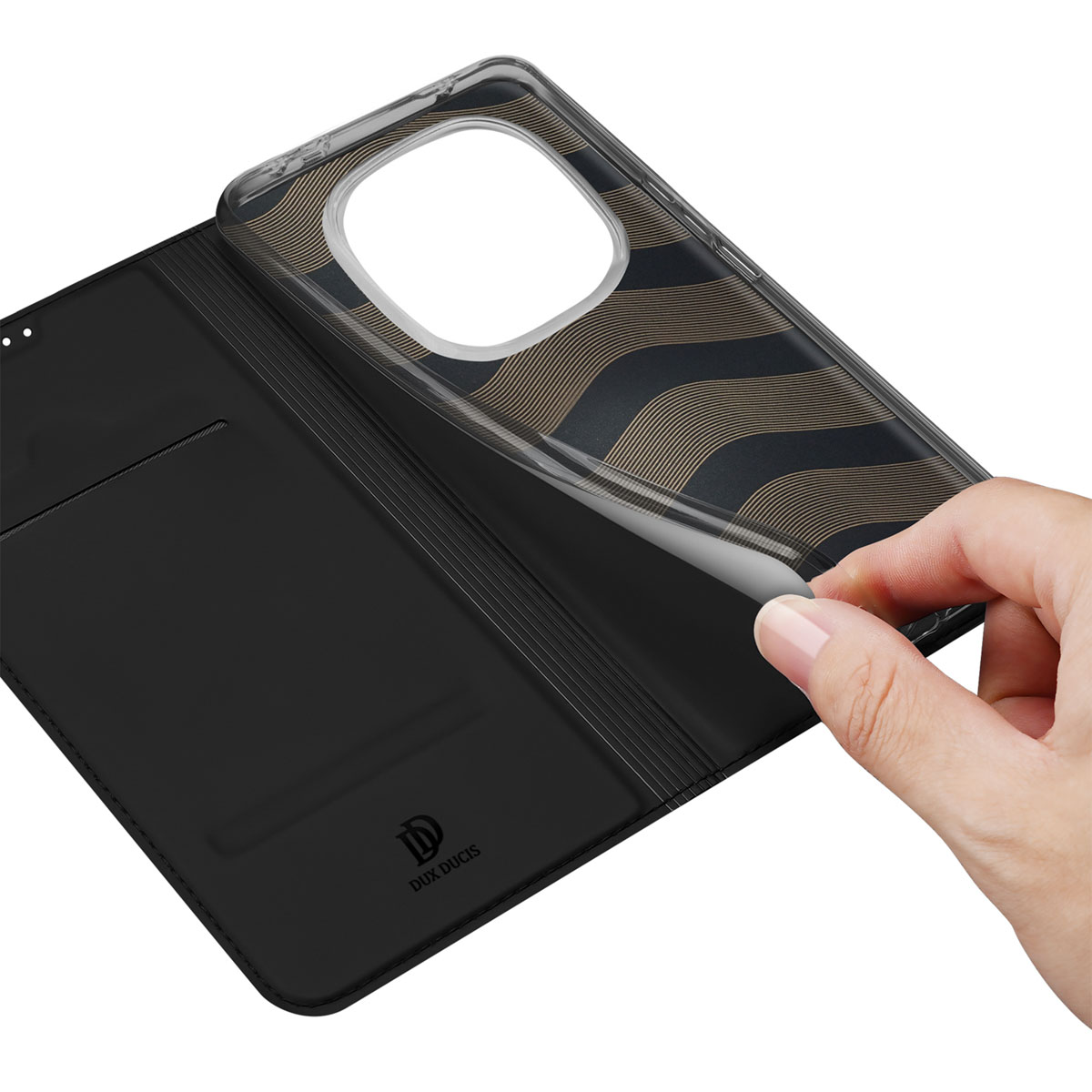 Hand an einem schwarzen Dux Ducis Flip-Handycover mit Wellenmuster und Kartenschlitzen.