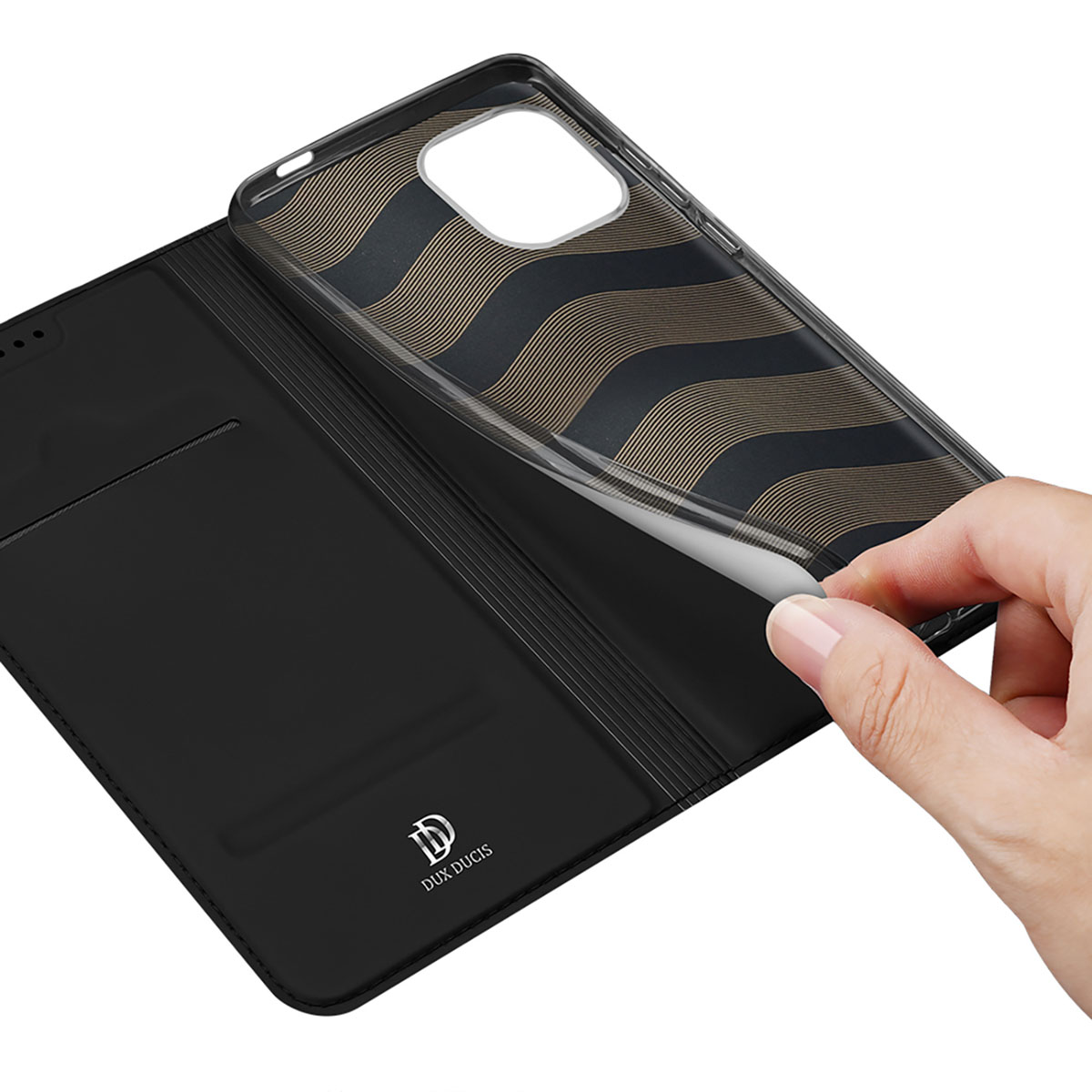 Eine Hand öffnet eine schwarze Dux Ducis Klapphülle für Smartphones mit goldenem Wellenmuster.