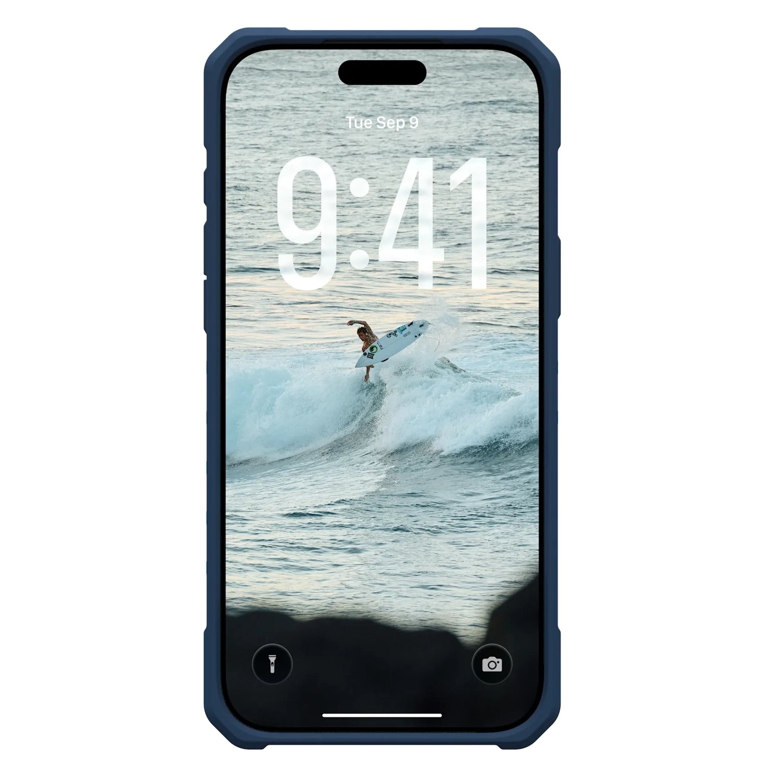 Ein Smartphone in einer dunkelblauen Hülle zeigt einen Surfer auf einer Ozeanwelle.