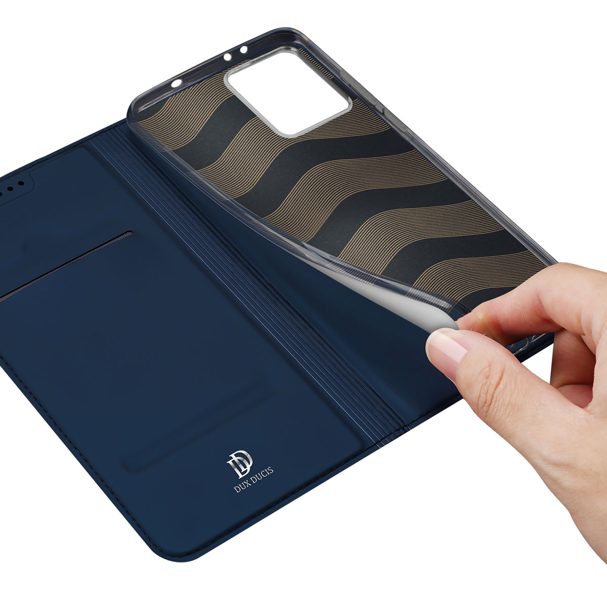Eine Hand zieht eine Schutzfolie von einer blauen Flip-Handyhülle mit goldenen Wellenmustern ab.
