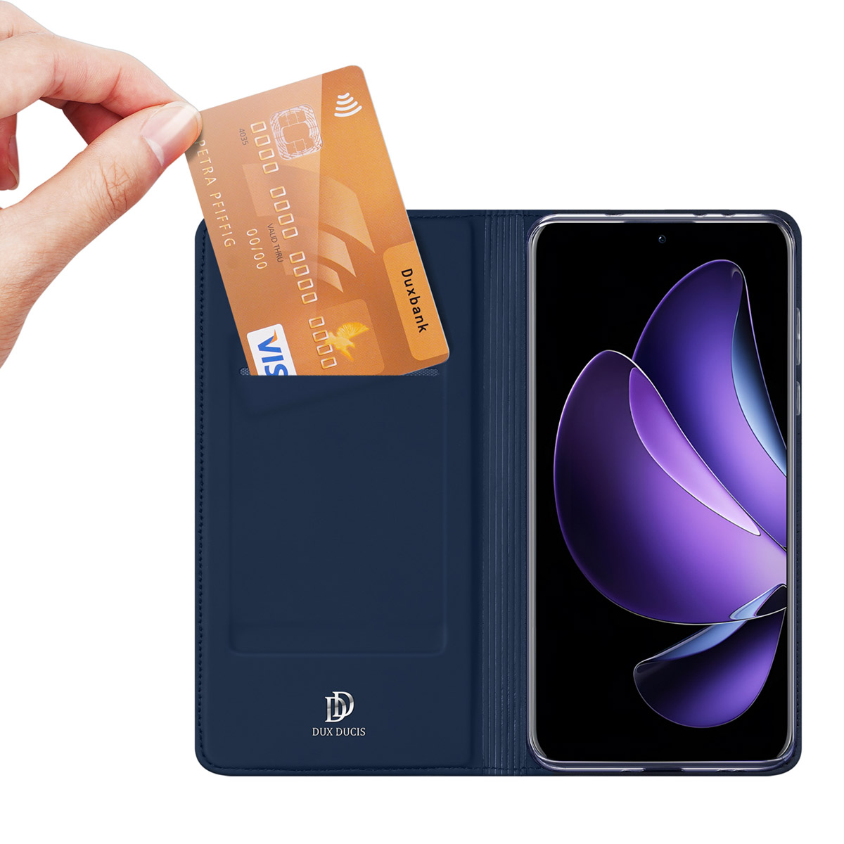 Eine Hand steckt eine Goldkreditkarte in das Fach einer dunkelblauen Handyhülle neben einem Smartphone.