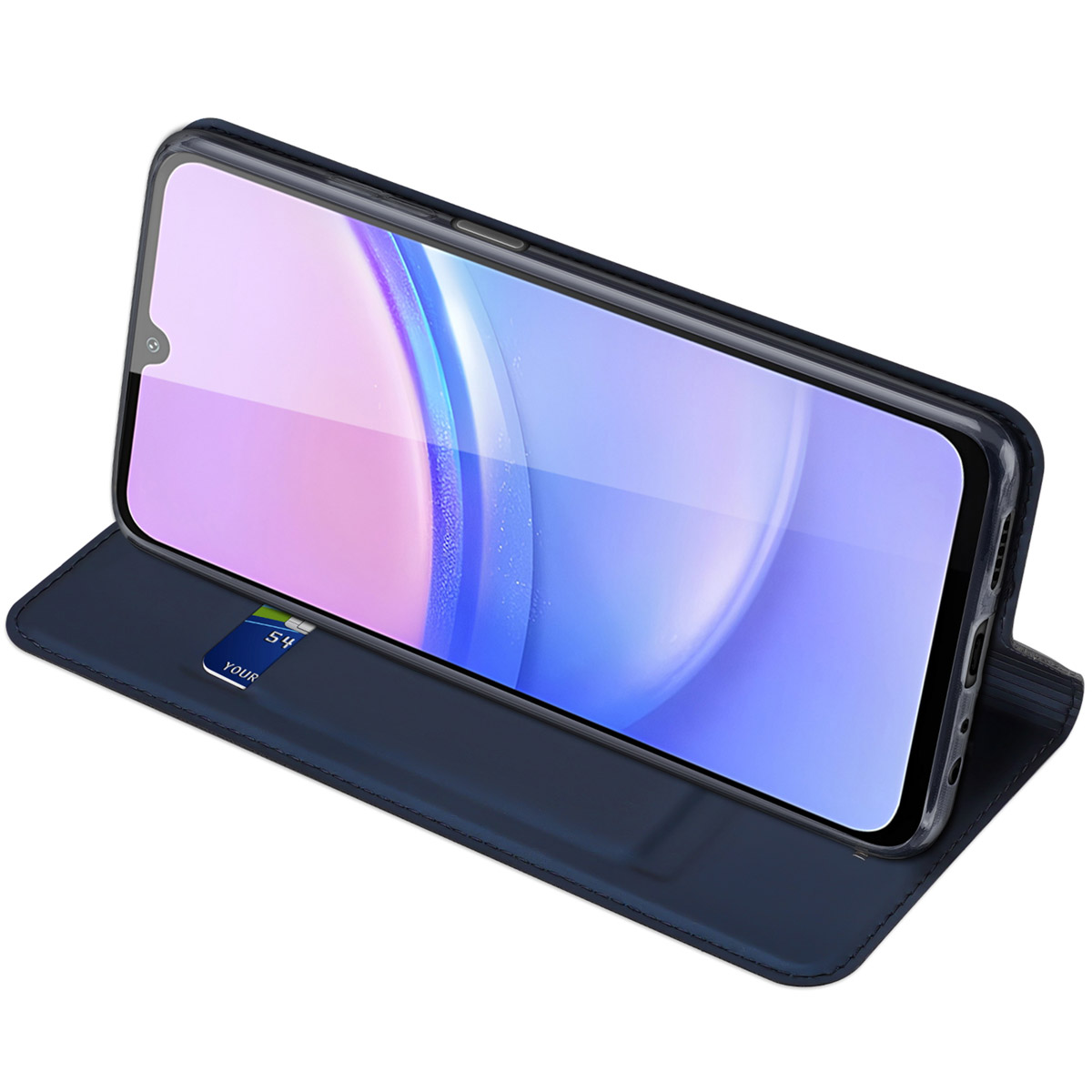 Ein Smartphone in einer dunkelblauen Leder-Klapphülle steht auf einer weißen Oberfläche, eine Karte ist sichtbar.