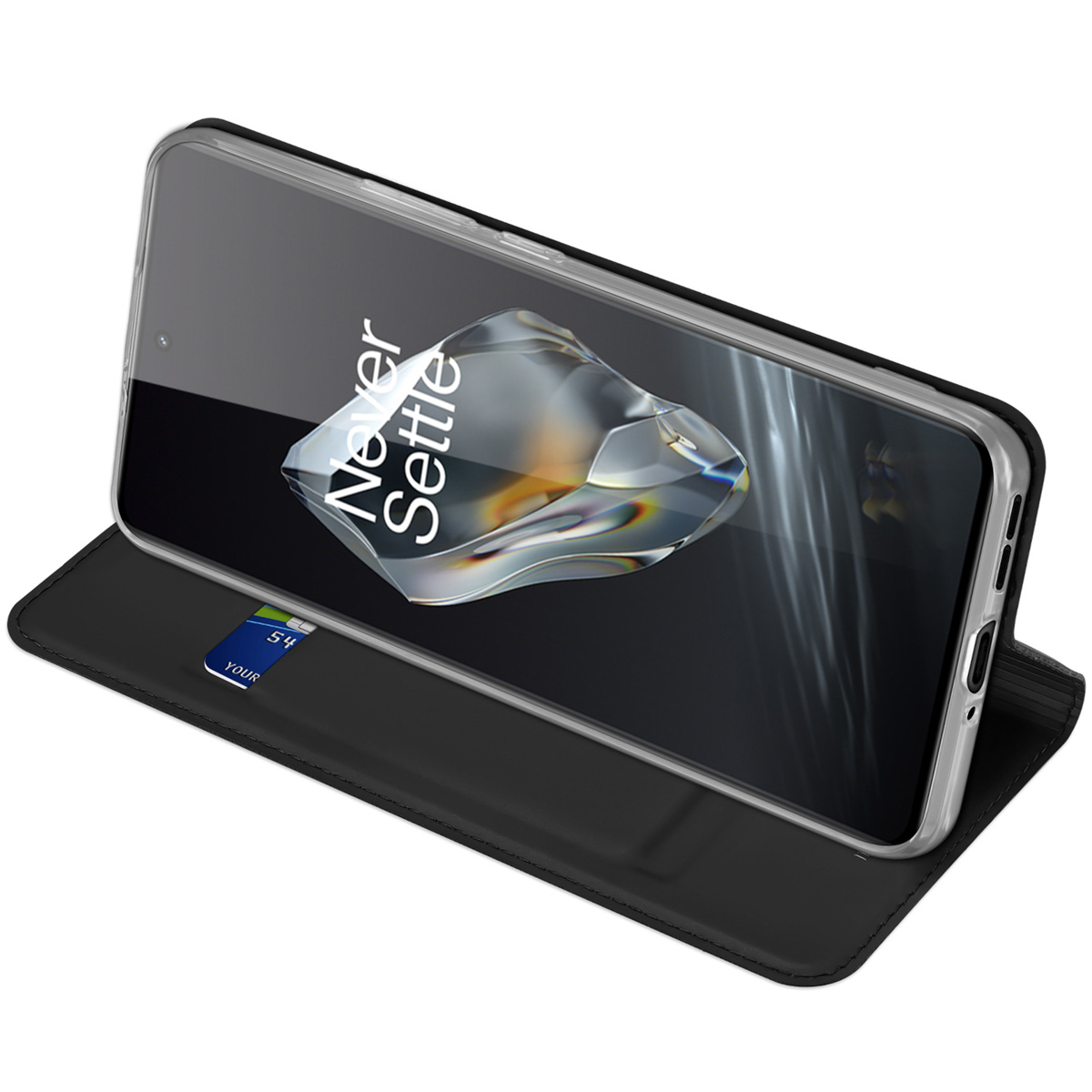 Ein schwarzes Smartphone in einer Hülle mit Kreditkartenfach auf weißem Hintergrund.