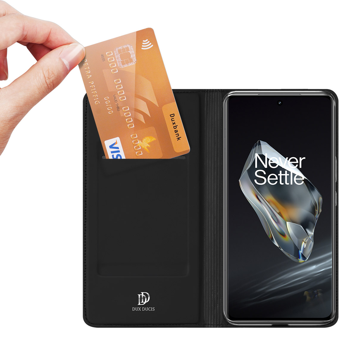 Hand hält eine goldene Bankkarte, die in eine schwarze Brieftasche mit einem Smartphone gesteckt wird.