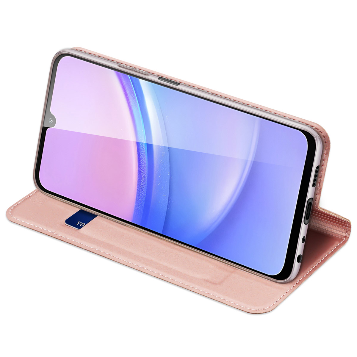 Ein Smartphone mit blauschimmerndem Bildschirm in einer rosafarbenen Leder-Klapphülle auf weißem Hintergrund.