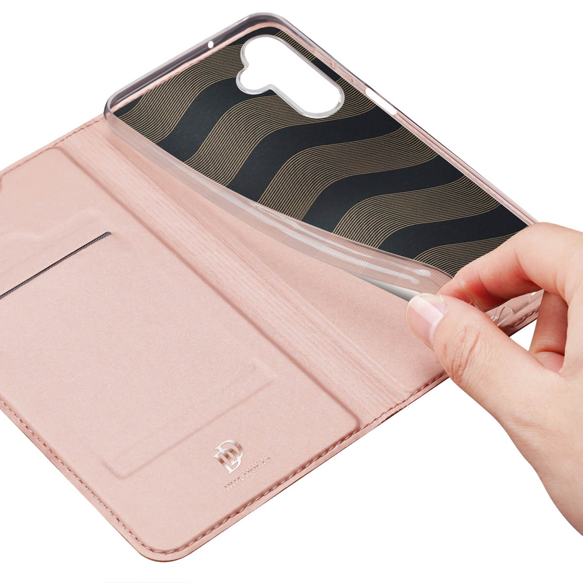 Eine Hand öffnet eine rosafarbene Leder-Handyhülle mit Kartenfächern und einem transparenten Halter.