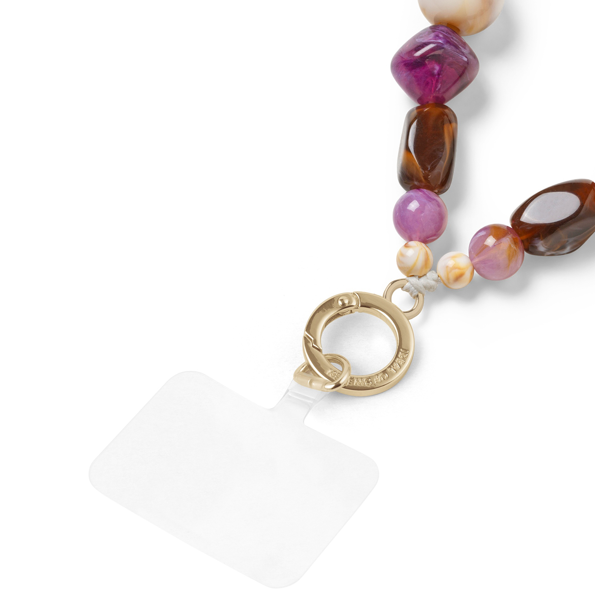 Ein bunter Perlenriemen mit einem Goldring und einem transparenten Handyanker vor weißem Hintergrund.