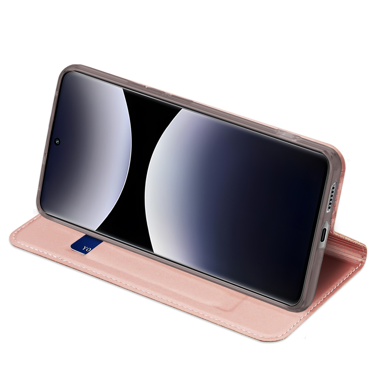 Ein Smartphone in einer rosafarbenen Lederhülle steht auf einer weißen Oberfläche und zeigt ein abstraktes Hintergrundbild.