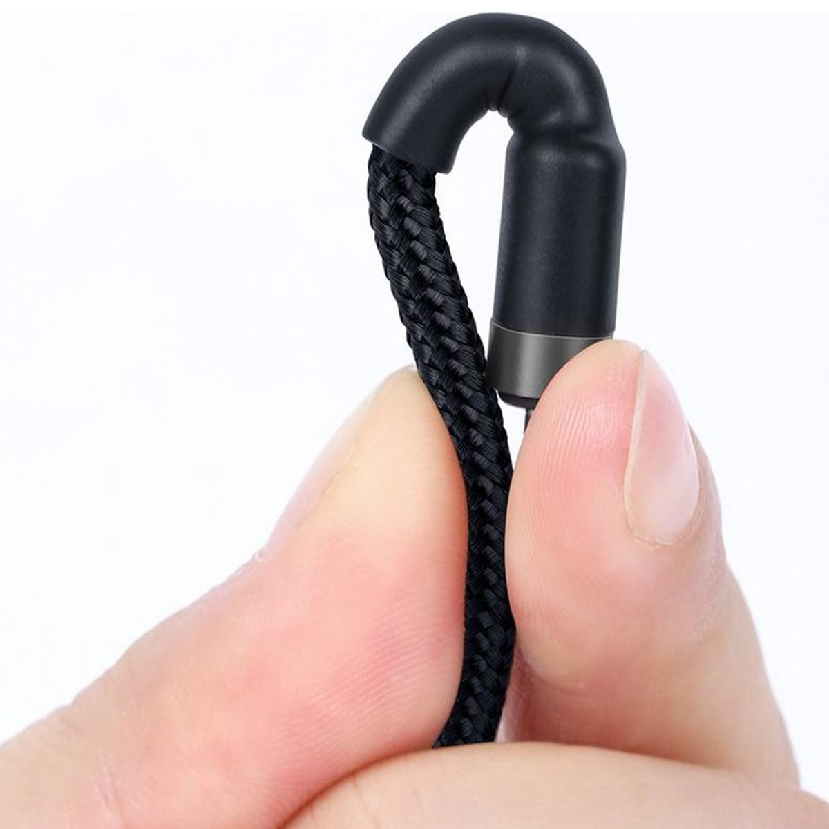 Osoba trzyma czarny pleciony kabel zgięty w kształcie litery U.