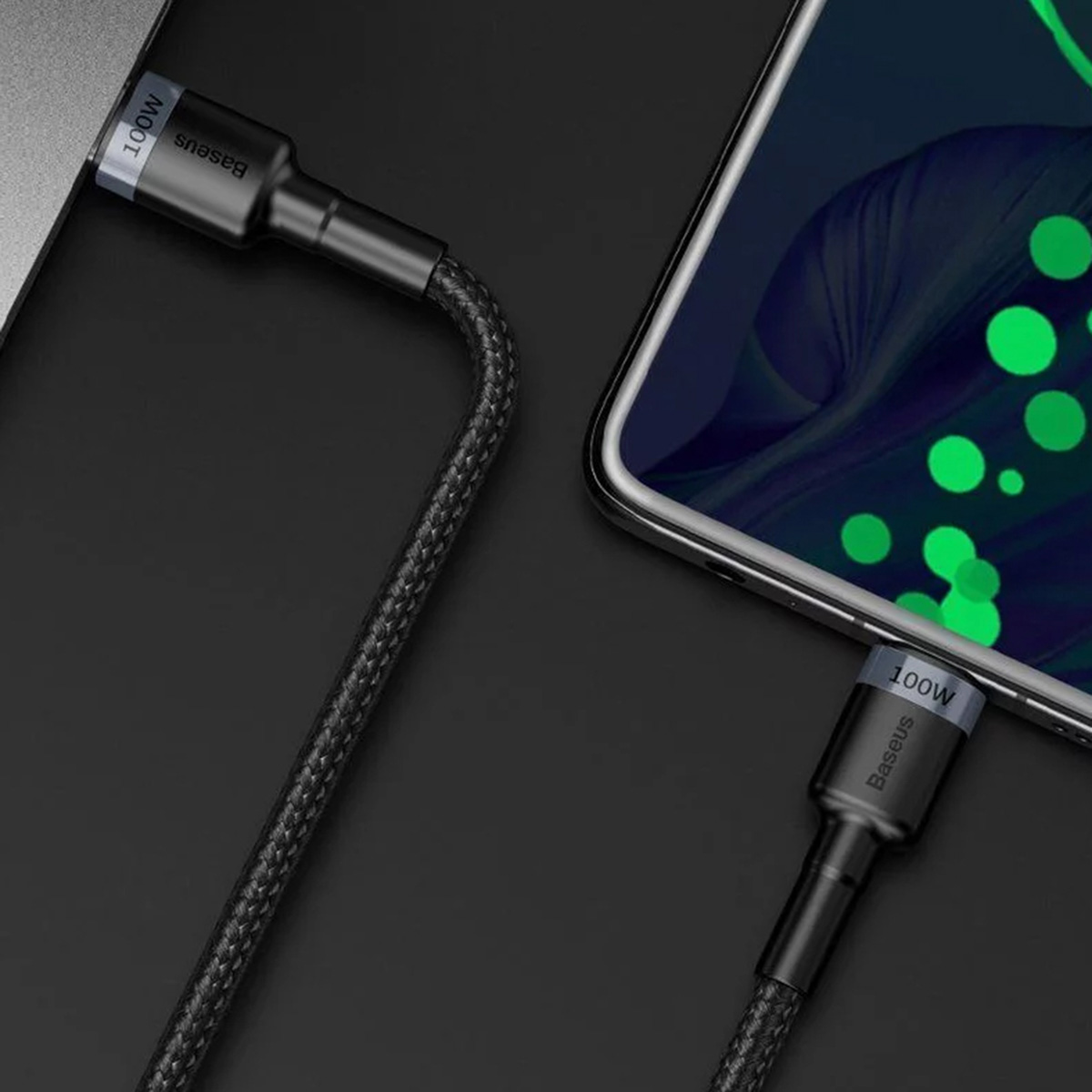 Czarny kabel USB-C Baseus 100W łączy szare urządzenie z tabletem z zielonym ekranem.
