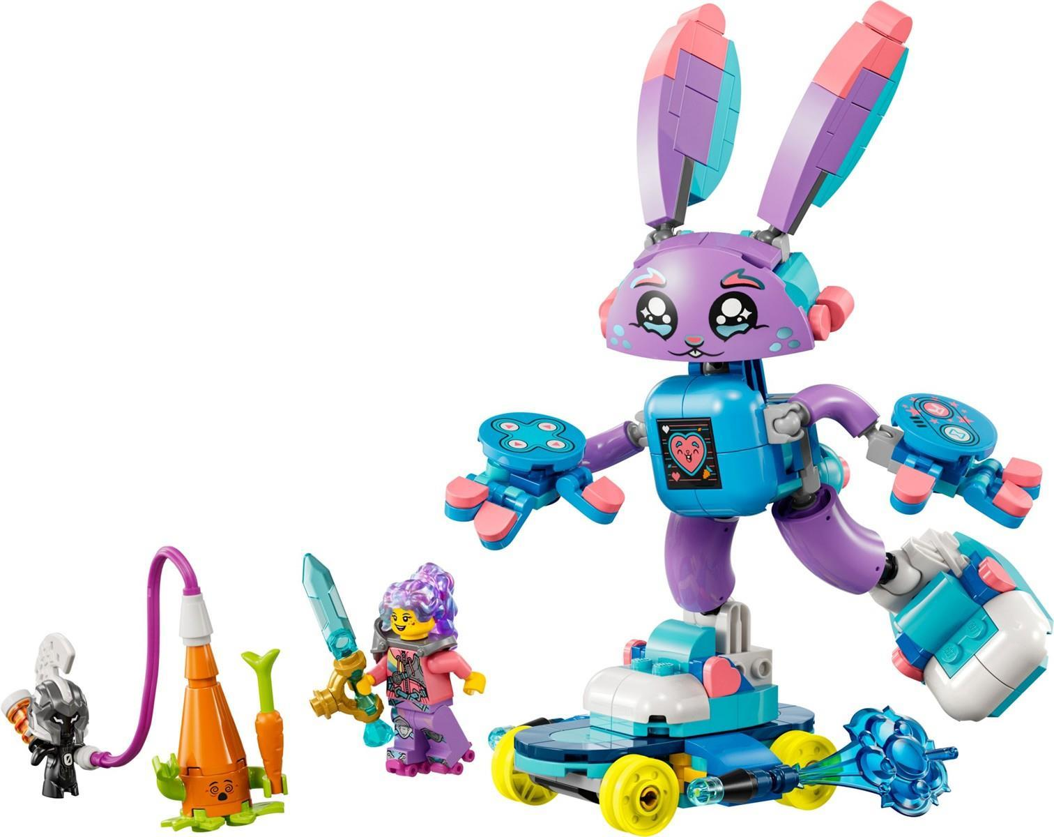 Ein lilafarbener Lego-Hase auf Rollschuhen, eine kleine Figur mit Schwert und eine Karottenfigur auf weißem Grund.