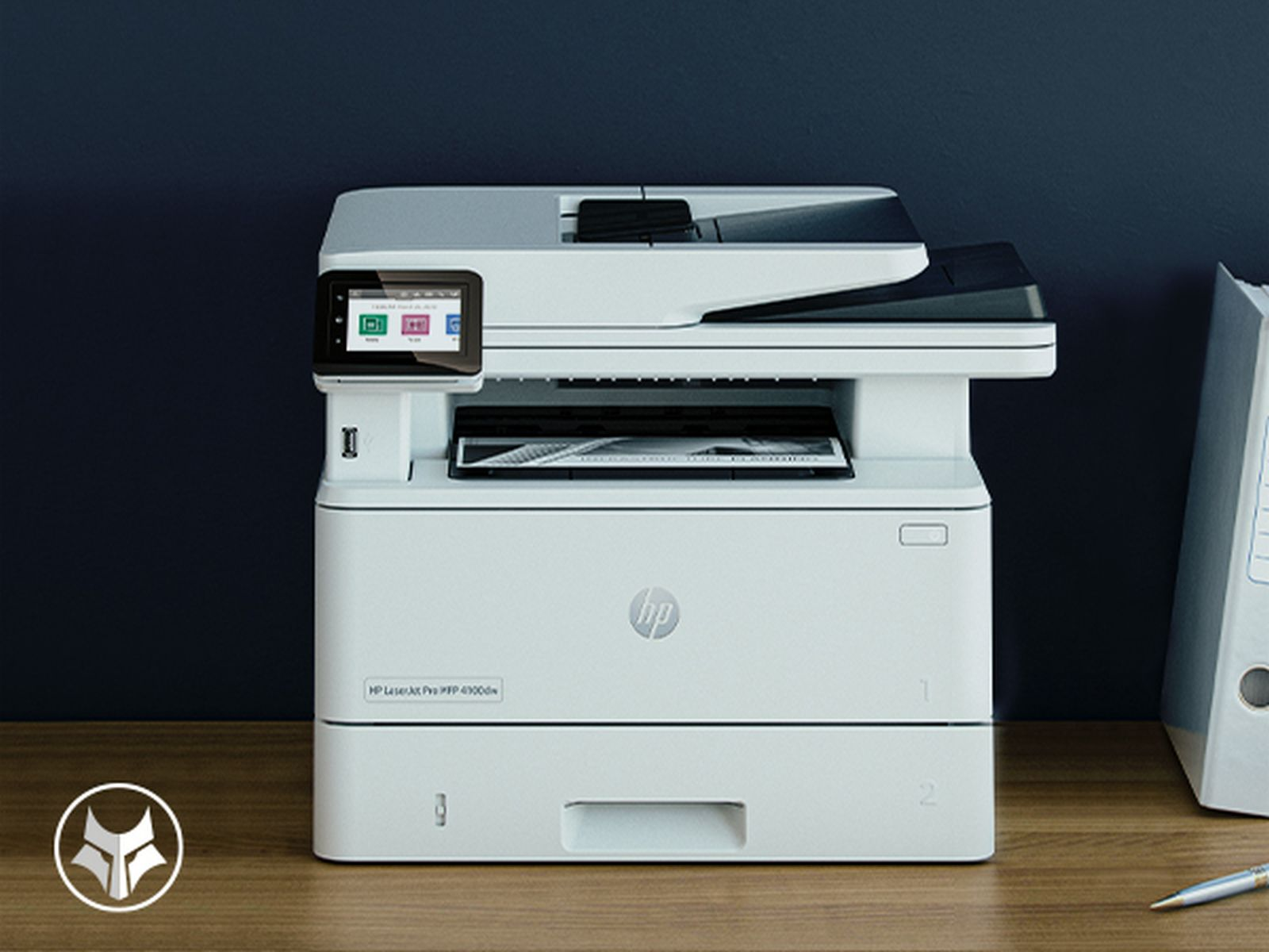 Ein weißer HP LaserJet Pro MFP Drucker steht auf einem Holztisch vor einer dunklen Wand.