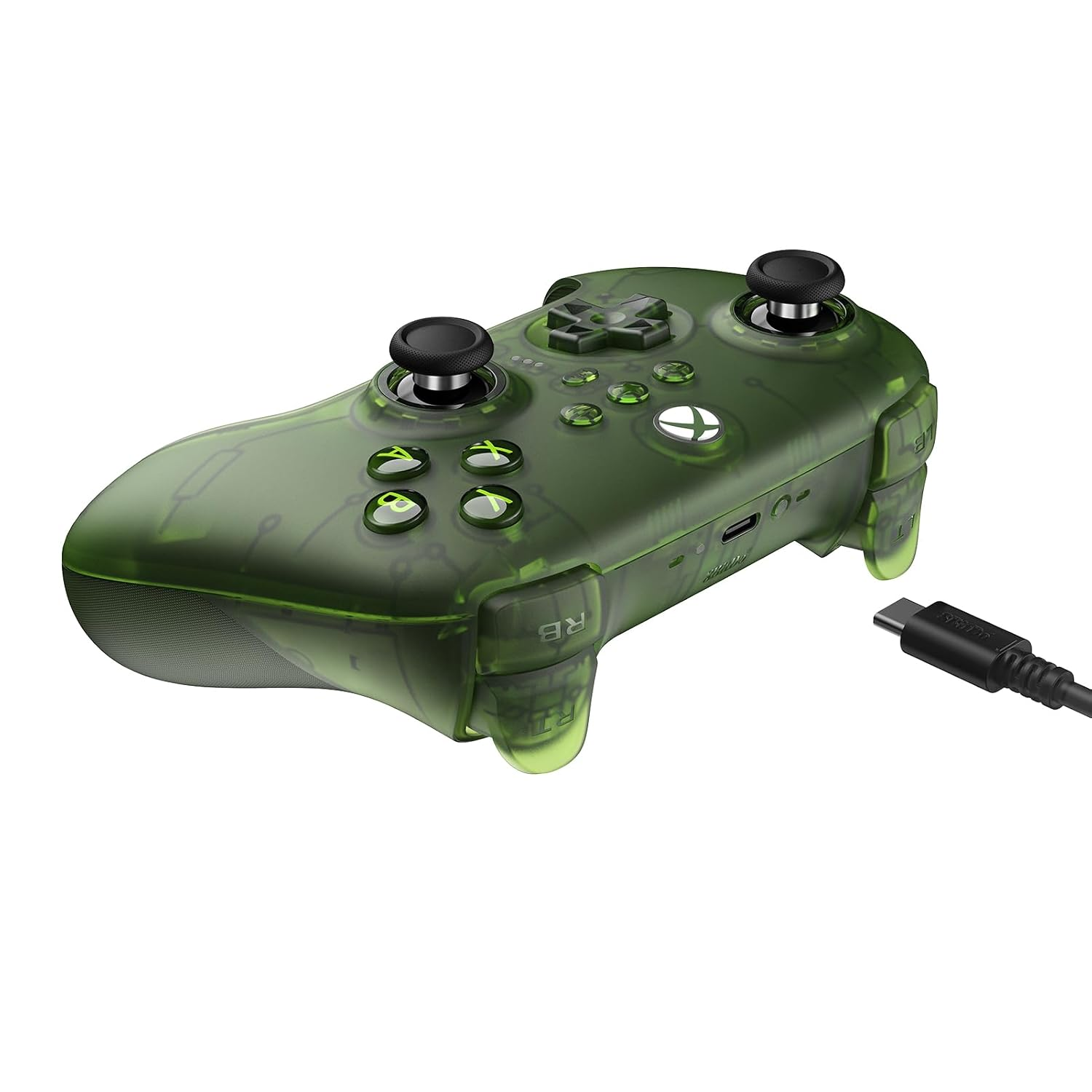 Przezroczysty zielony kontroler Xbox na białym tle z podłączonym kablem USB-C.