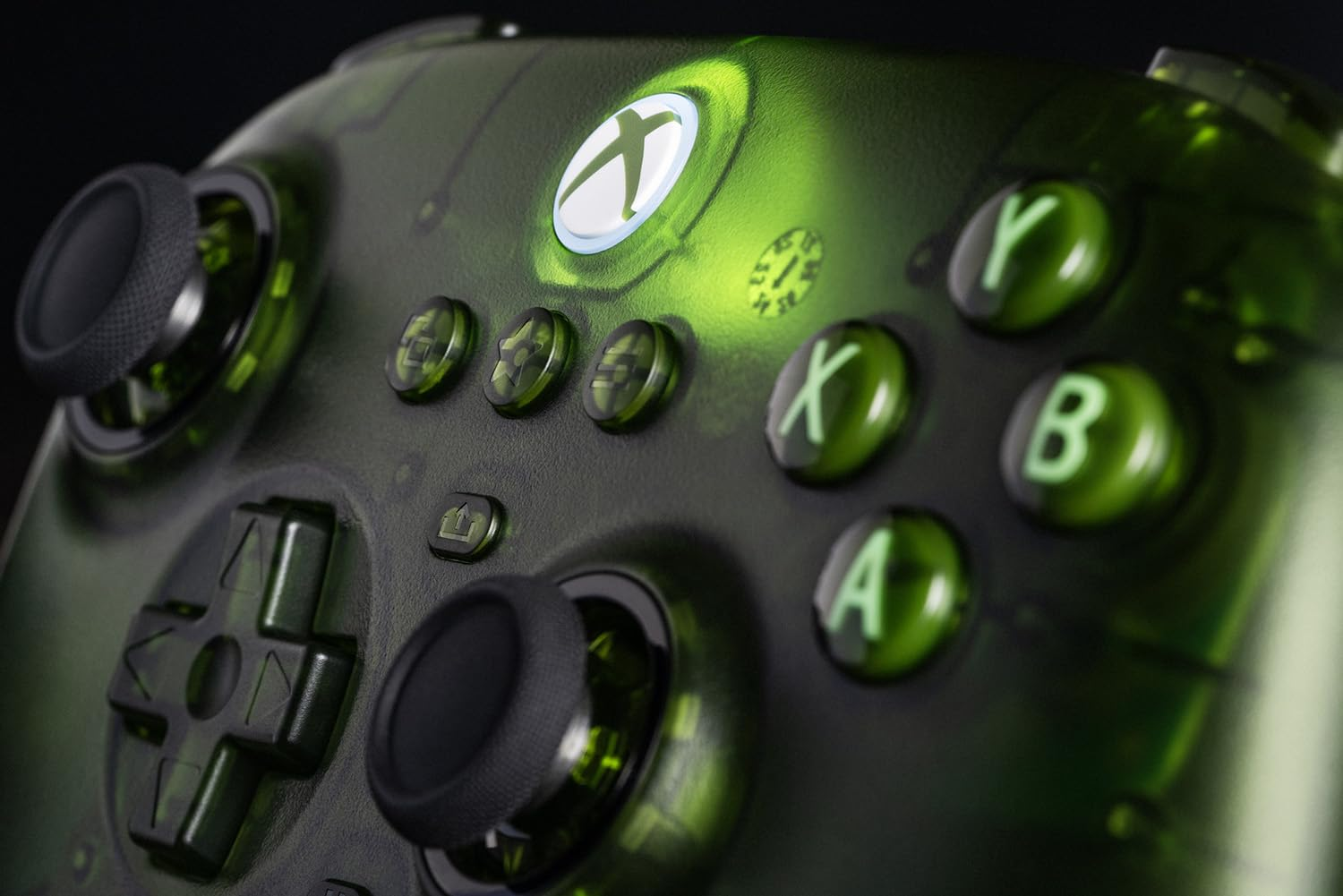 Zielony, przezroczysty kontroler Xbox z świecącym logo i przyciskami.