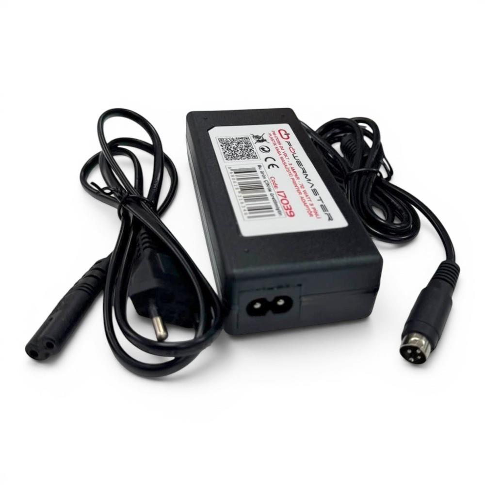Beyaz arka planda güç kablolarıyla birlikte siyah Powermaster yazıcı adaptörü.