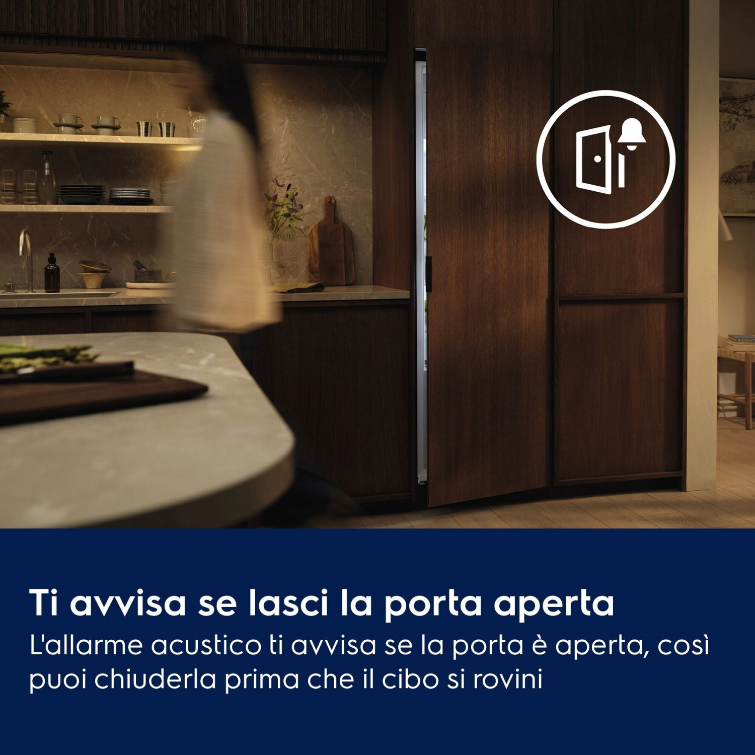 Cucina moderna con frigorifero a incasso e pittogramma di avviso porta aperta.