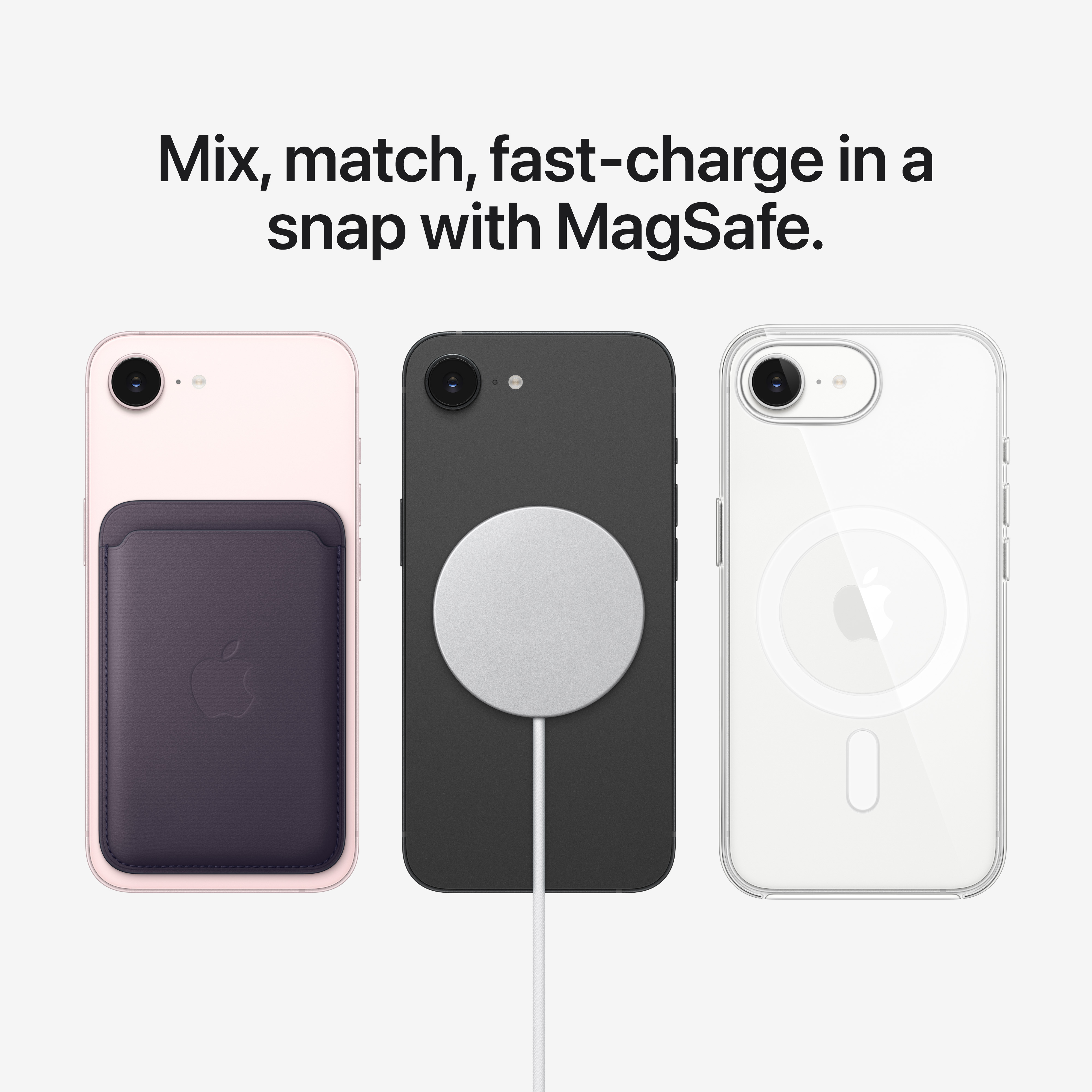 Drei iPhones auf weißem Grund: Mit Lederwallet, MagSafe-Ladeadapter und transparenter Hülle.