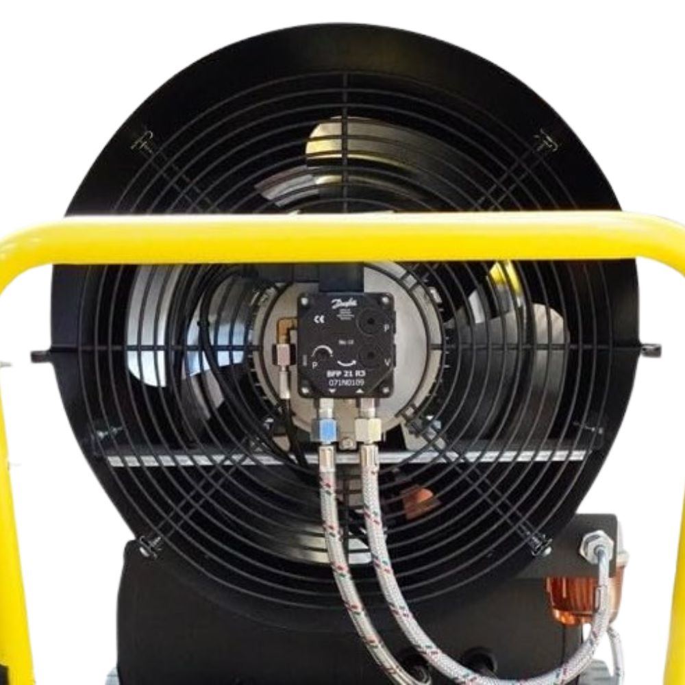 Ventilador industrial negro con rejilla, marco amarillo y mangueras plateadas conectadas.