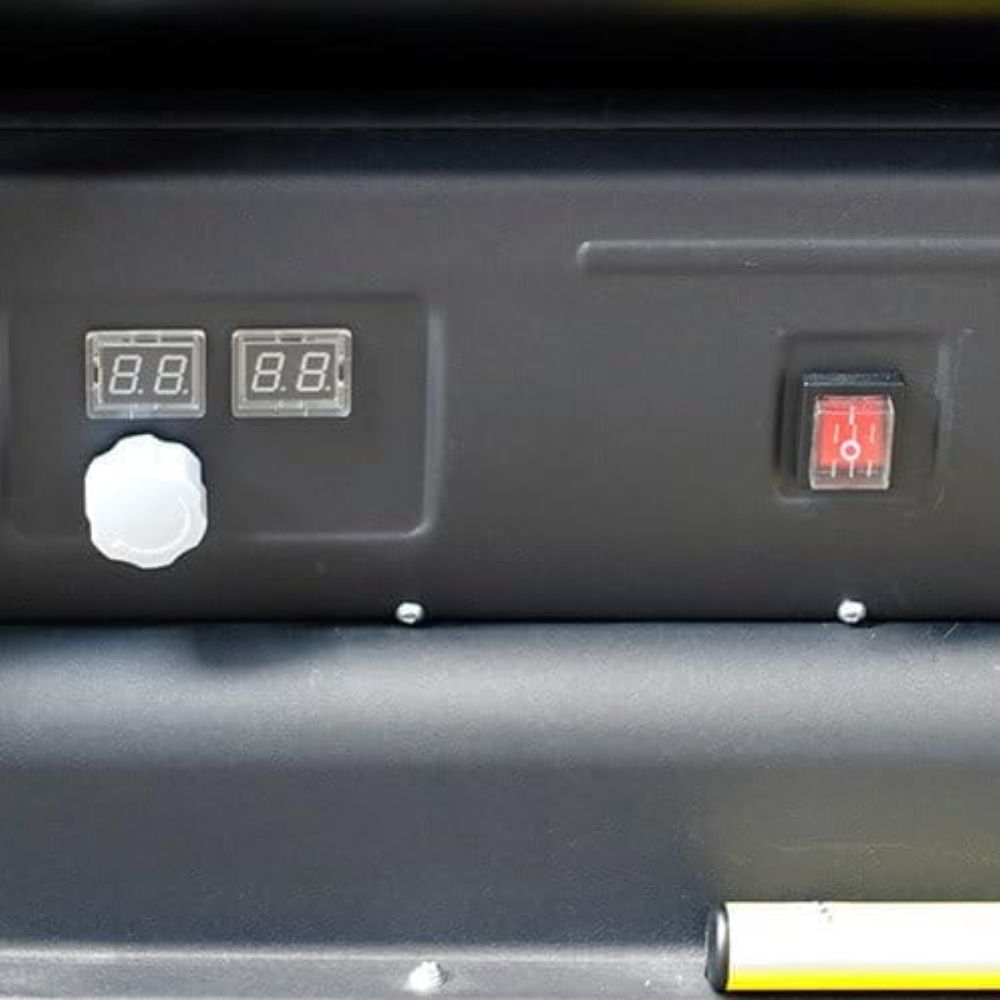 Panel de control con dos pantallas digitales, un mando giratorio blanco y un interruptor rojo en negro.