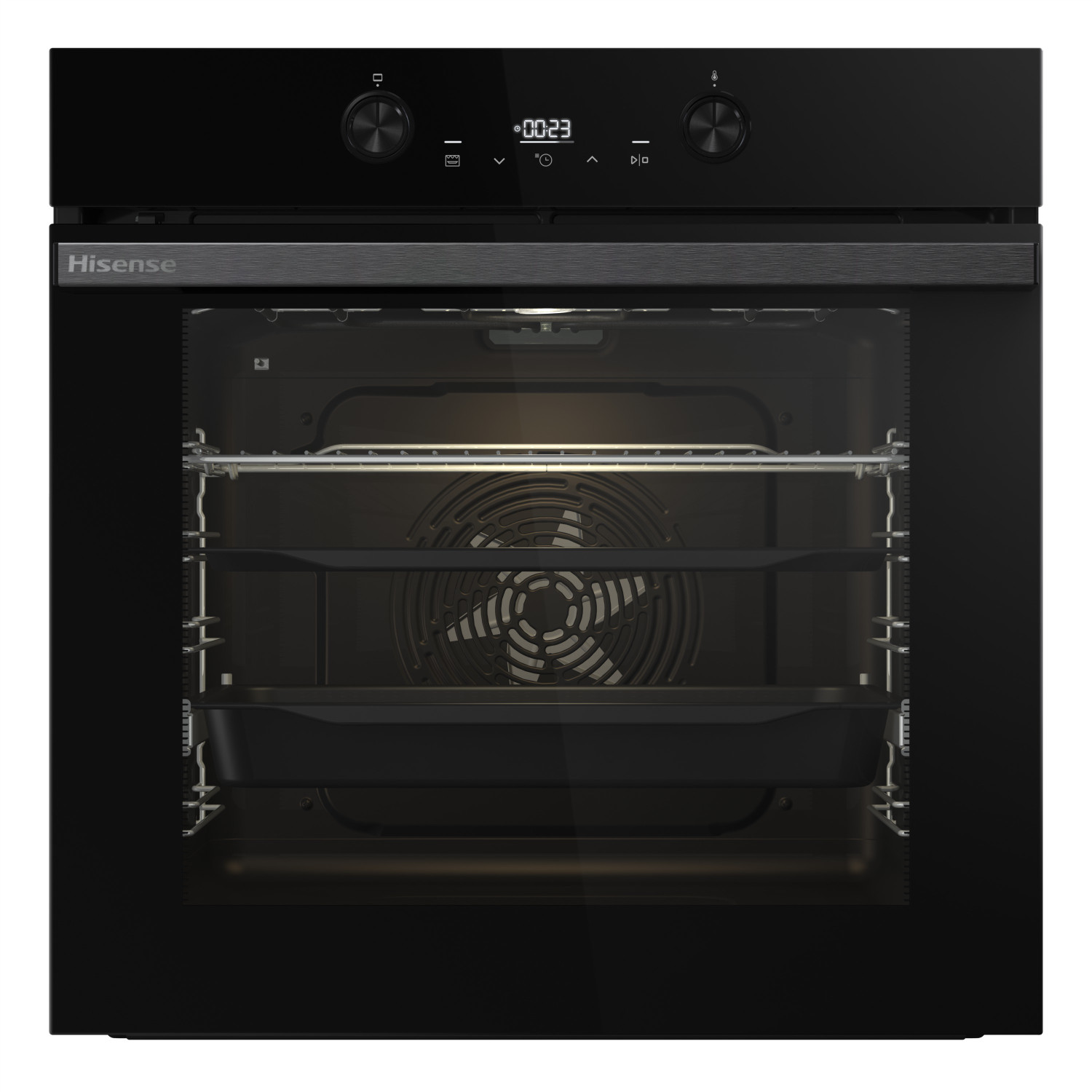 Un horno empotrable negro Hisense con pantalla digital, tirador metálico e interior iluminado con bandejas.