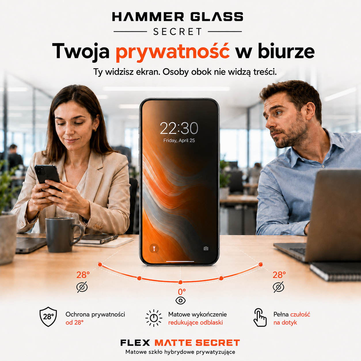 Kobieta w biurze patrzy na telefon, podczas gdy mężczyzna próbuje podglądać ekran.