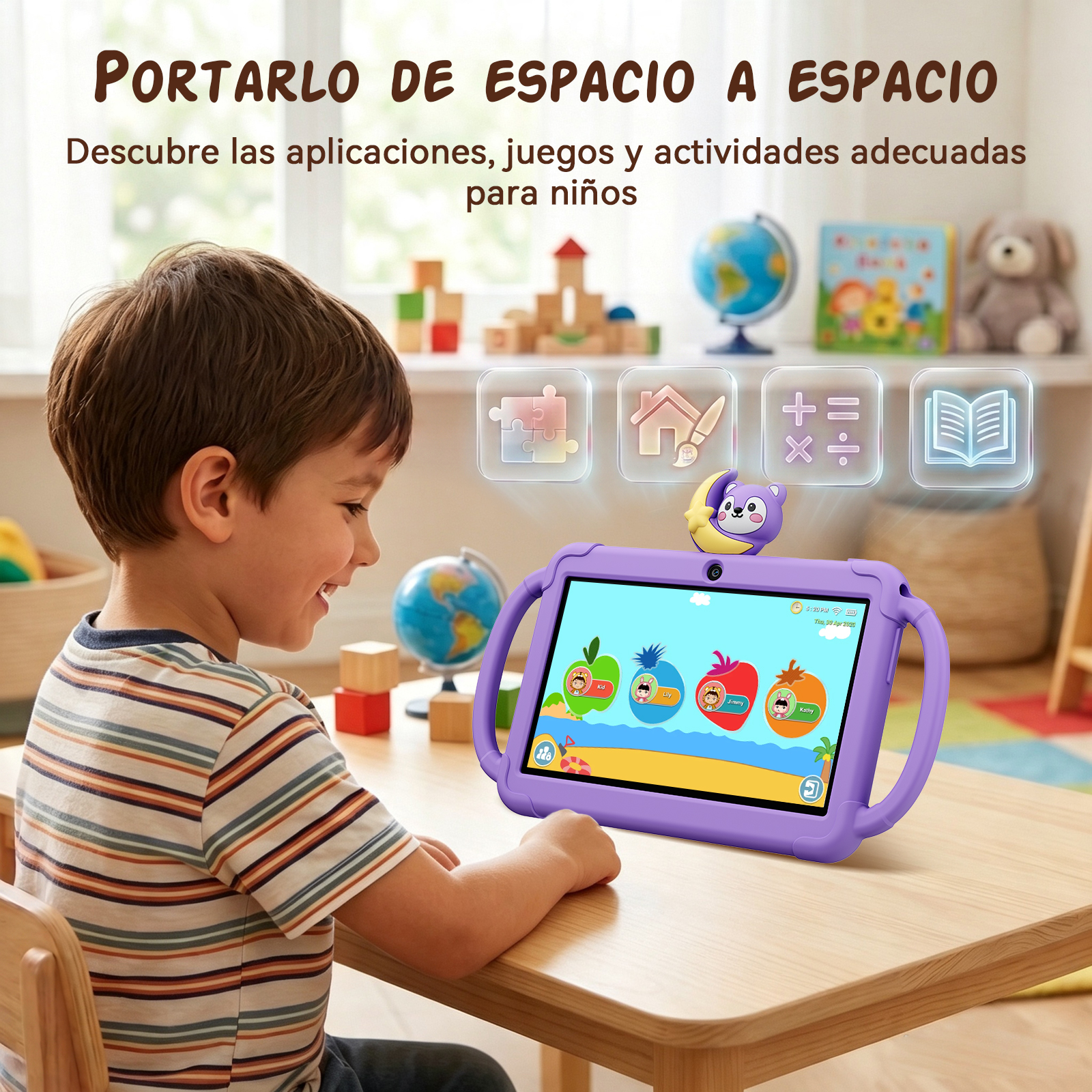 Un niño con camisa a rayas sonríe mientras usa una tablet morada para niños en una mesa con juguetes de fondo.