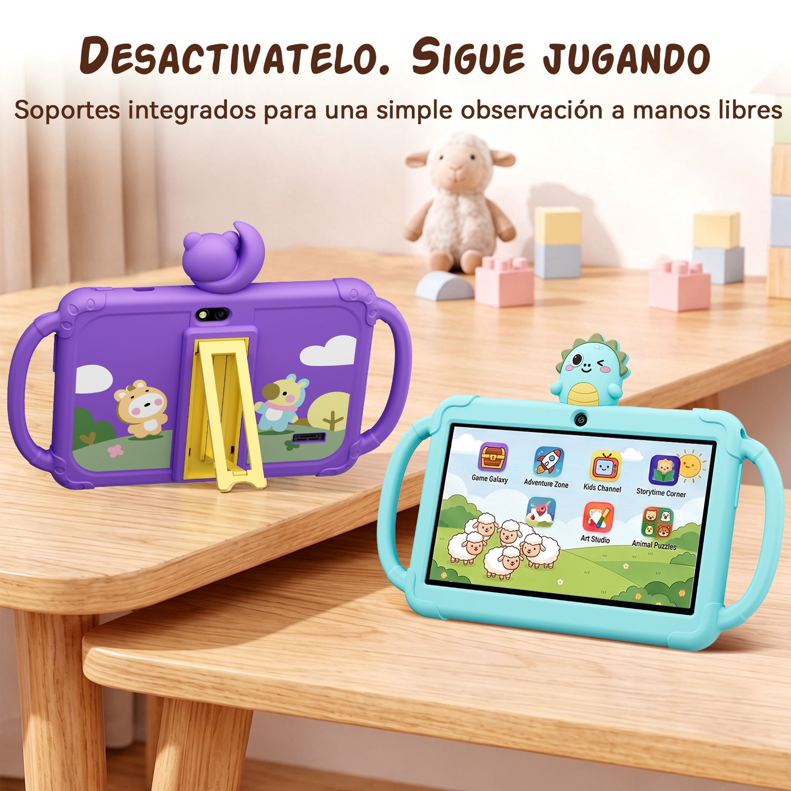 Dos tabletas para niños en fundas protectoras sobre una mesa de madera, con bloques de juguete y una oveja de peluche.