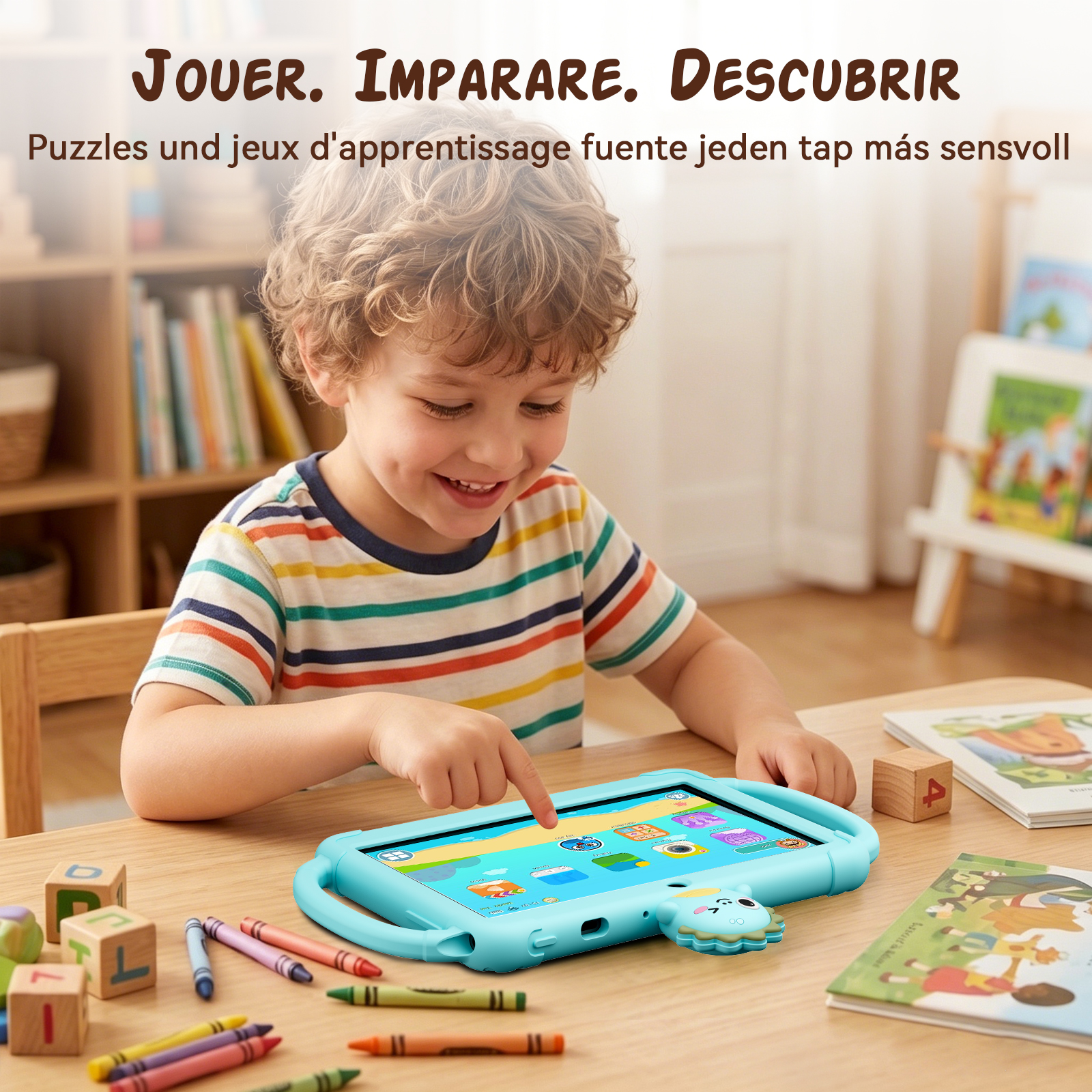 Un niño sonriente con camisa de rayas juega en una tableta azul.