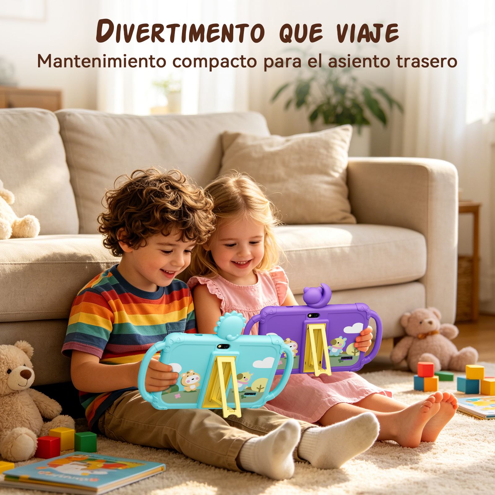 Dos niños se sientan en la alfombra de la sala sosteniendo tabletas de colores.