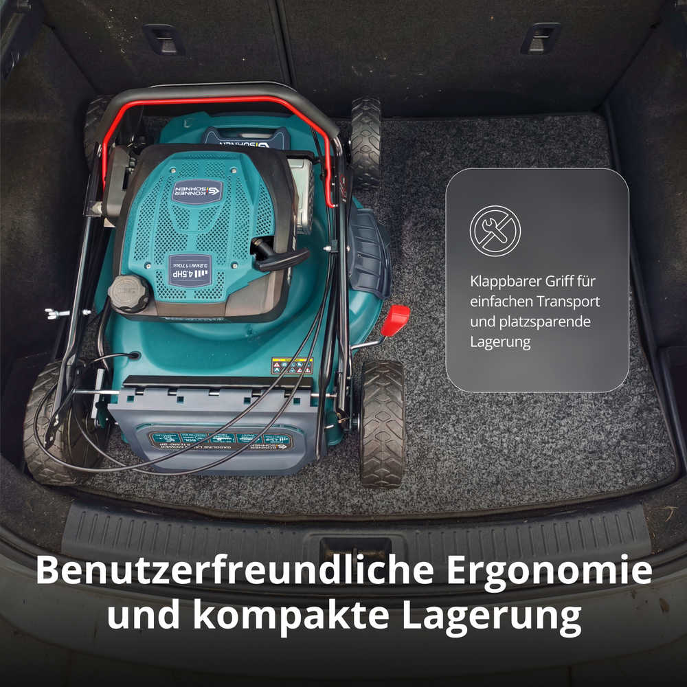 Ein türkisfarbener Rasenmäher mit klappbarem Griff liegt im Kofferraum eines Autos.