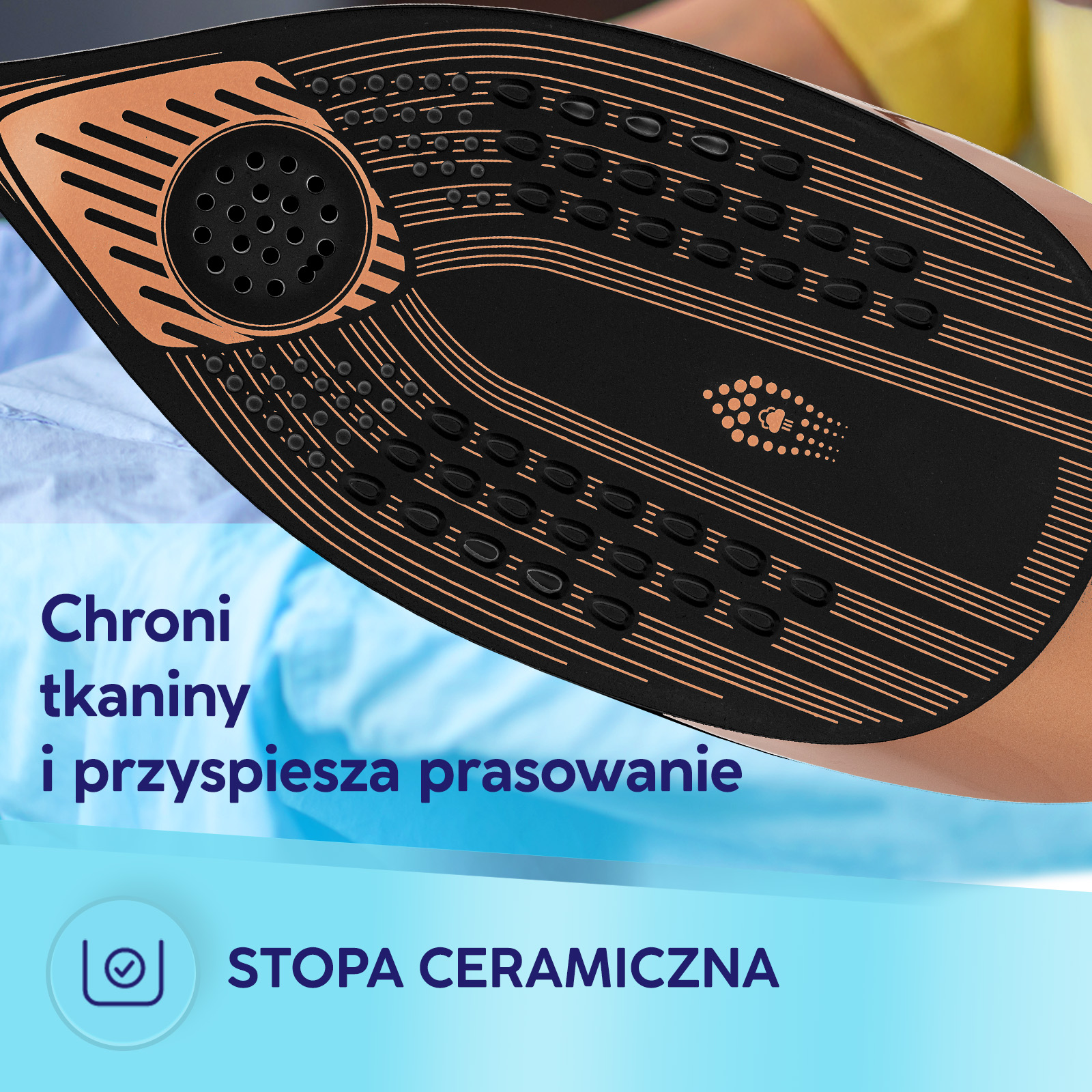 Czarna ceramiczna stopa żelazka z miedzianymi liniami i otworami pary.