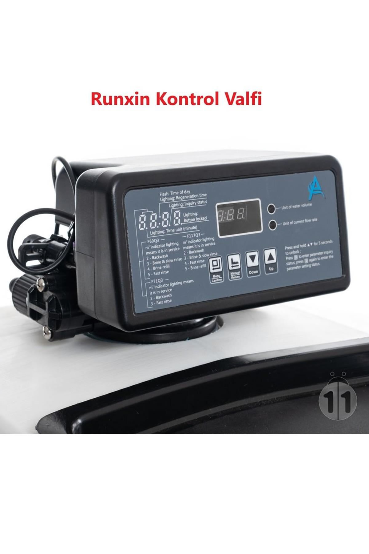 Beyaz bir tank üzerinde dijital ekranlı ve tuşlu siyah Runxin kontrol vanası.