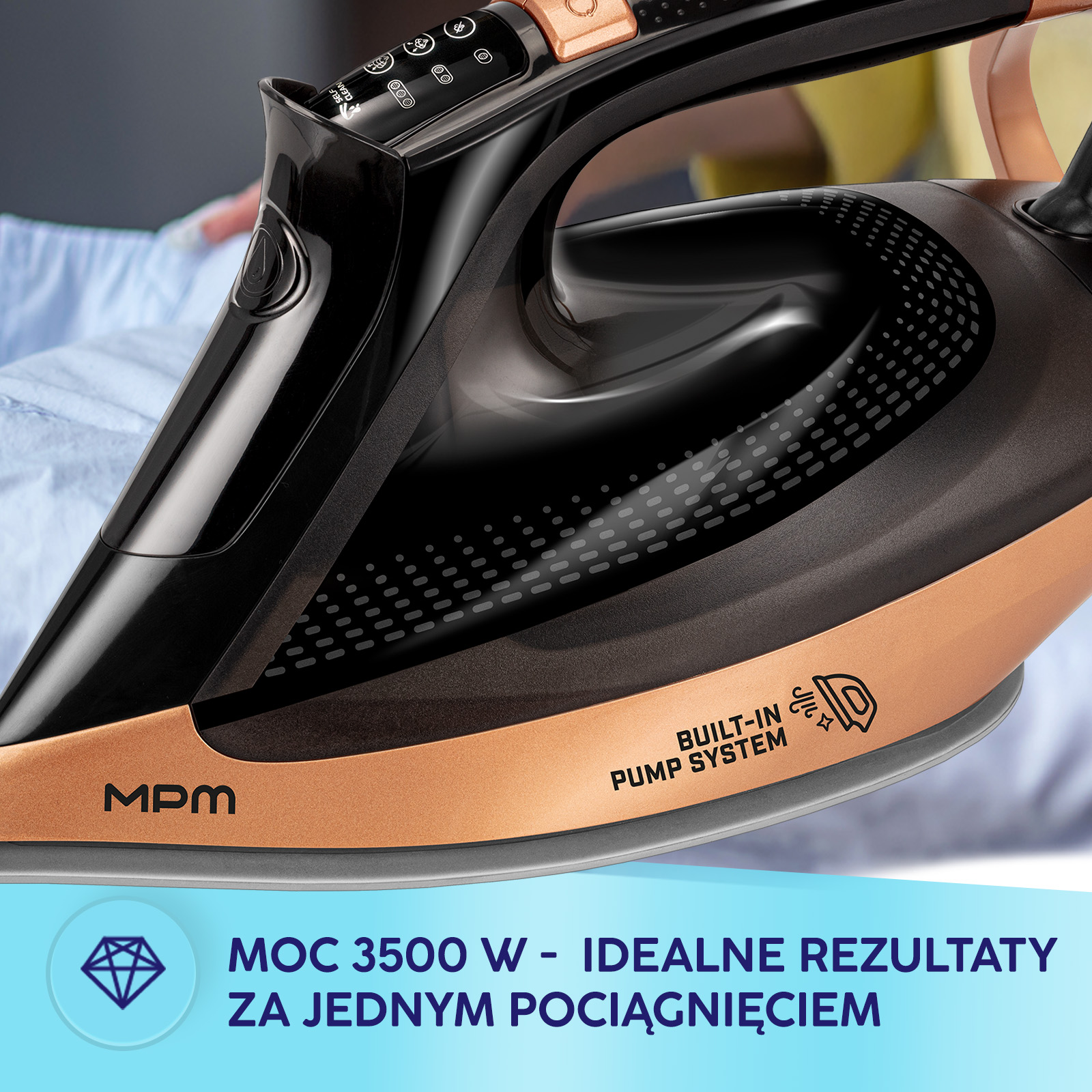 Czarne i różowozłote żelazko MPM na niebieskim materiale z tekstem.