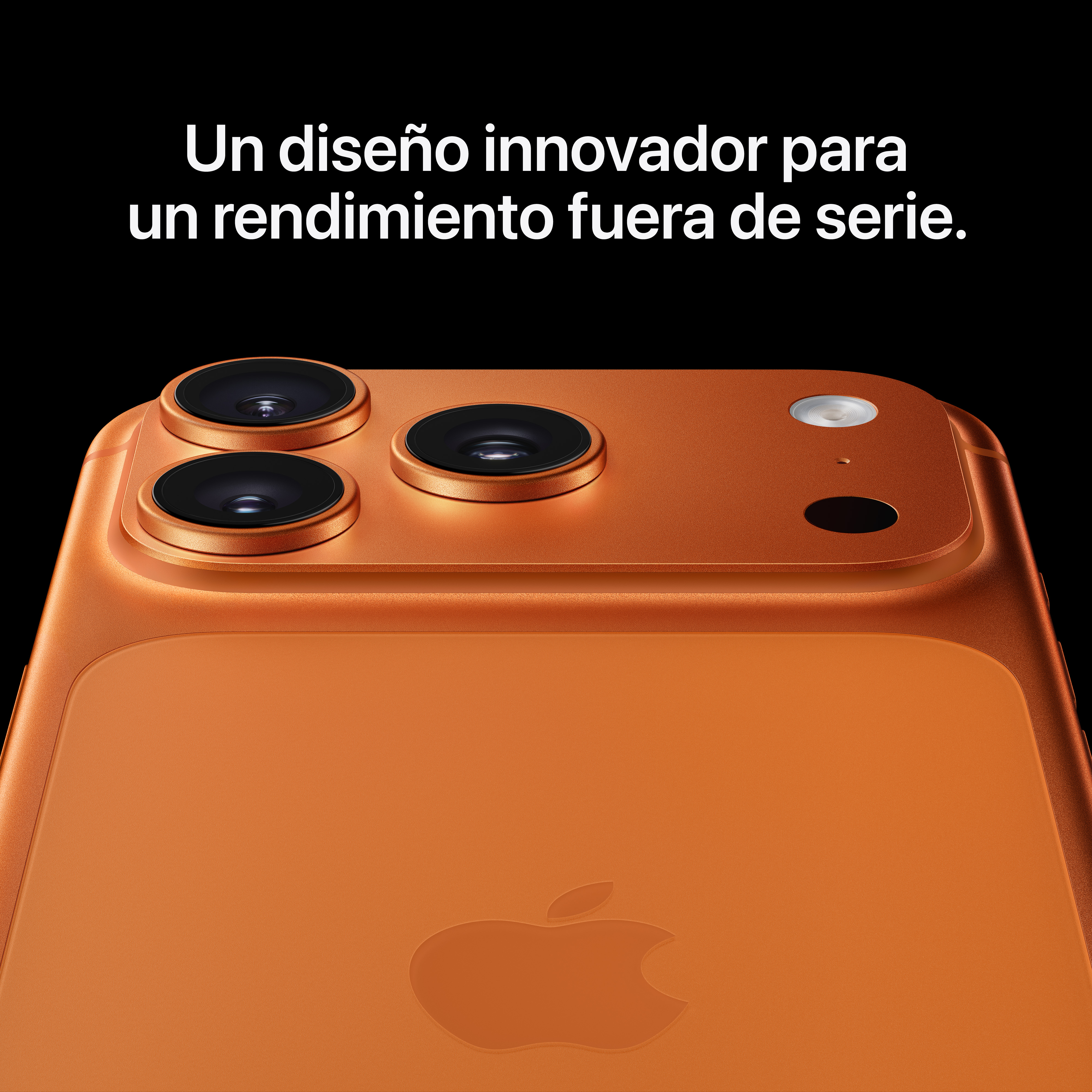 Rückseite eines orangen Smartphones mit drei Kameras und Apple-Logo.