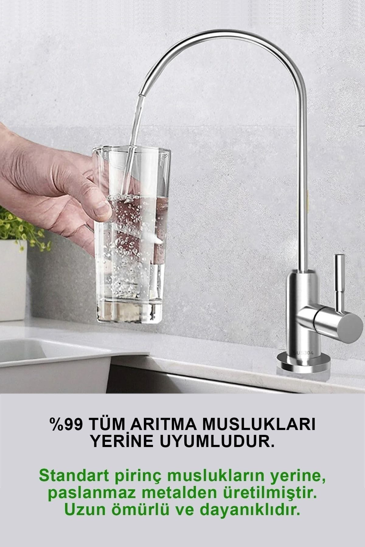 Bir el, mutfak tezgahındaki modern krom musluktan bardağa su dolduruyor, altında Türkçe metin var.