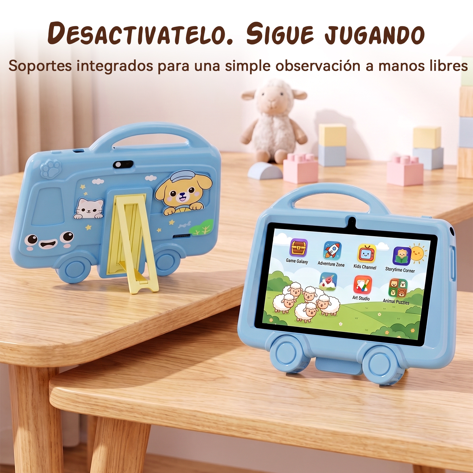 Dos fundas para tablet azules con forma de autobús y soporte en una mesa de madera, con juguetes al fondo.