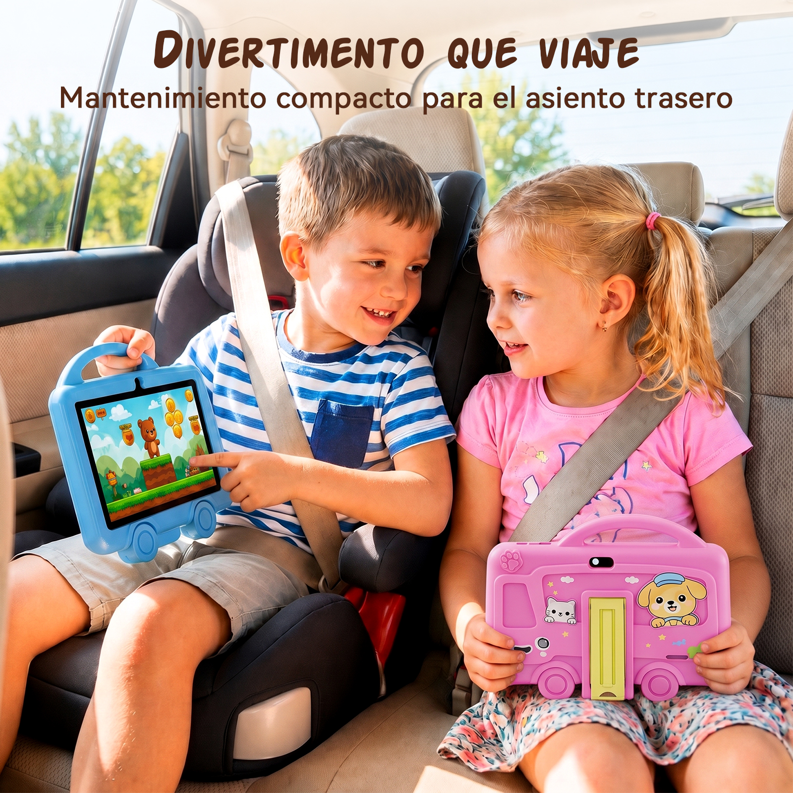 Dos niños abrochados en el asiento del auto juegan con coloridas tabletas para niños.