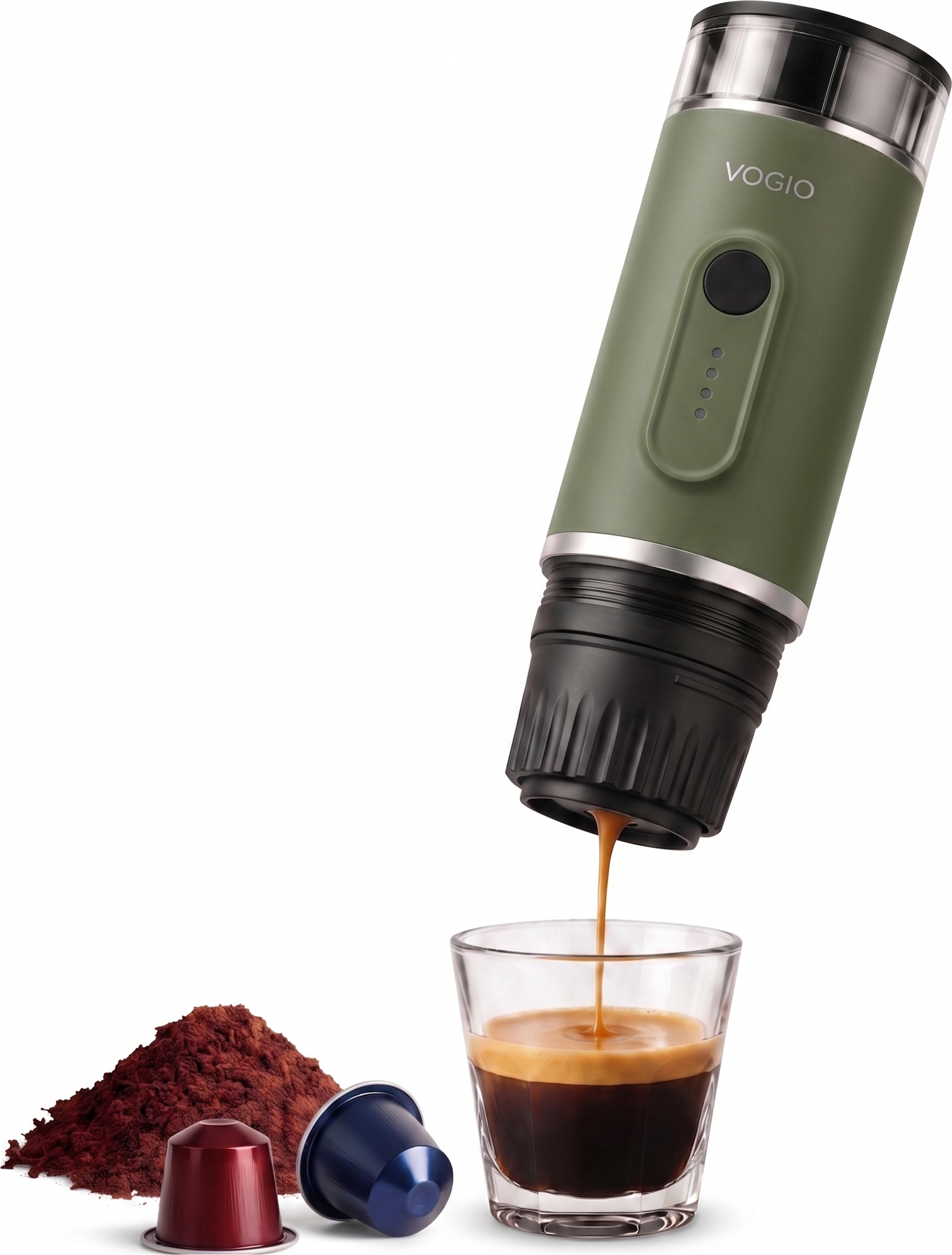 Zielony ekspres do kawy VOGIO nalewa espresso do małego szklanki. Po lewej stronie są mielona kawa i kapsułki.
