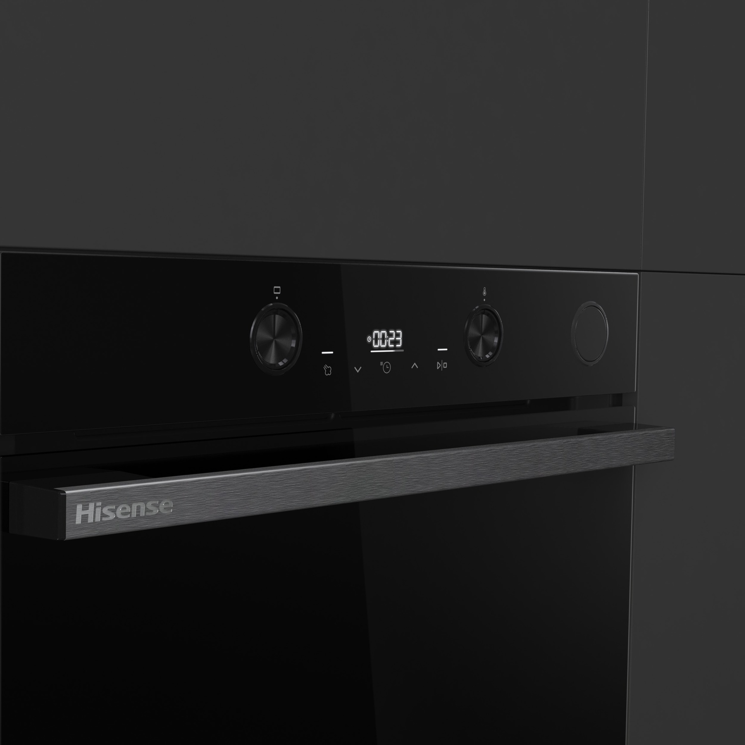 Un forno nero Hisense con orologio digitale 00:23, due manopole e maniglia metallica.