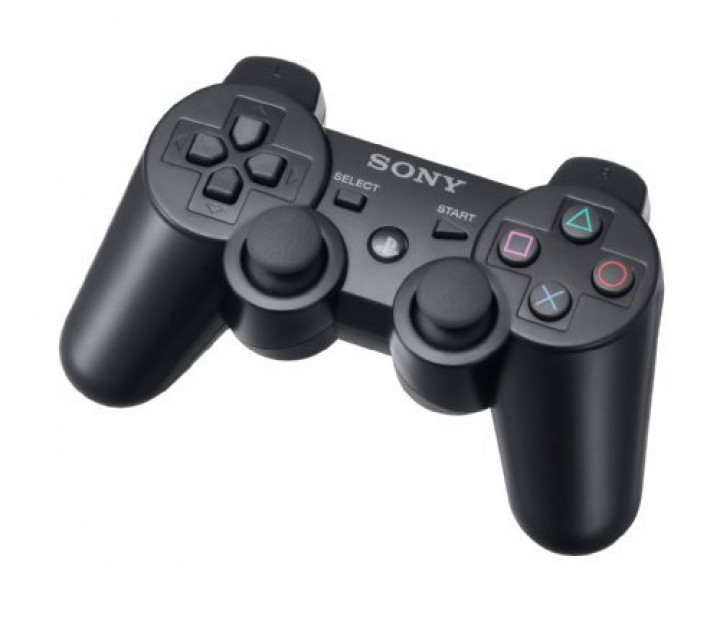 Schwarzer Sony PlayStation 3 Controller auf weißem Hintergrund.