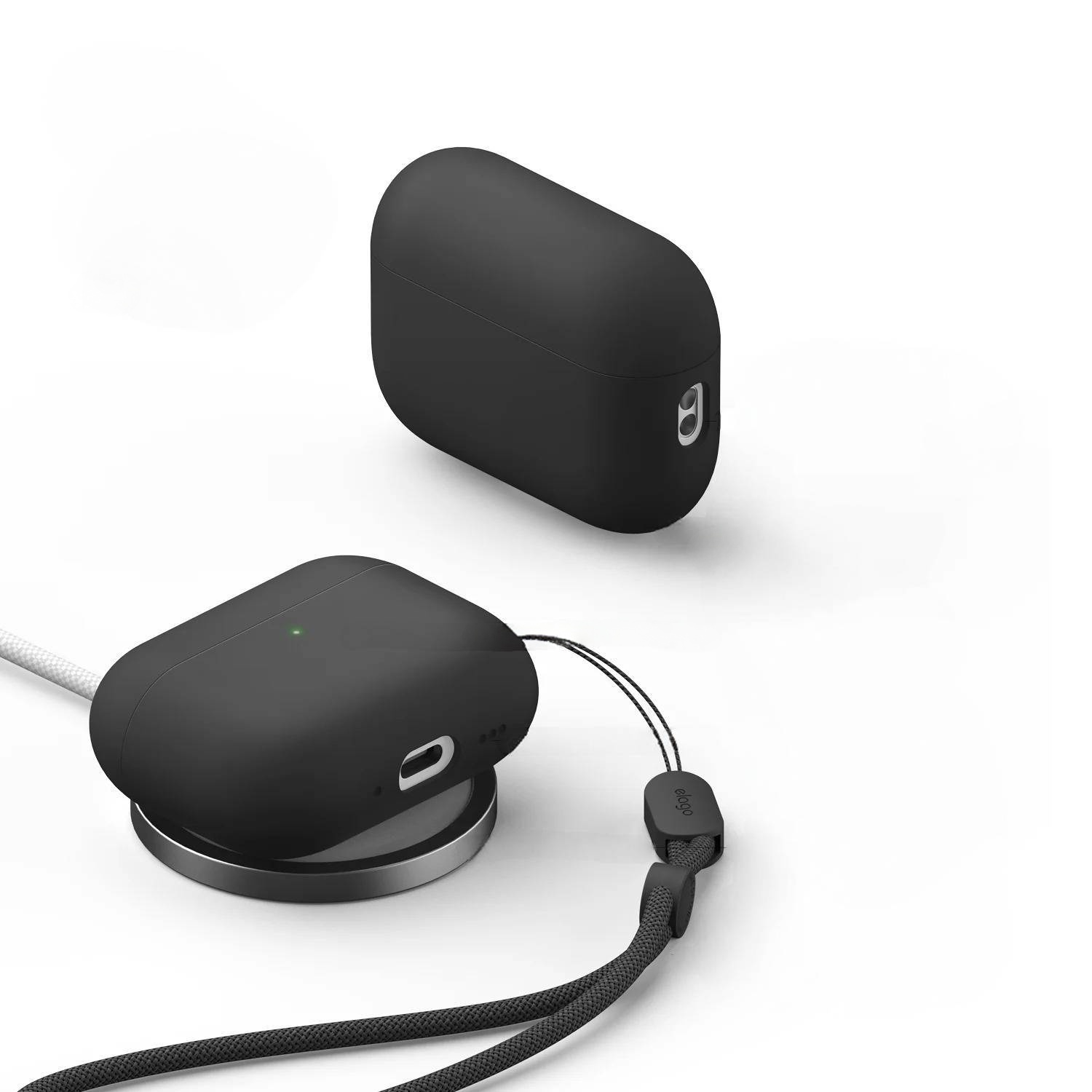 Dwa czarne etui na AirPods Pro na białym tle, jedno ze smyczą i kablem ładującym.