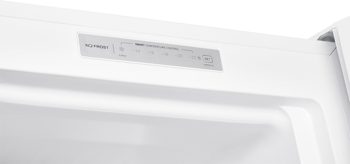 Zbliżenie na cyfrowy panel sterowania temperaturą i logo no frost na białej lodówce.