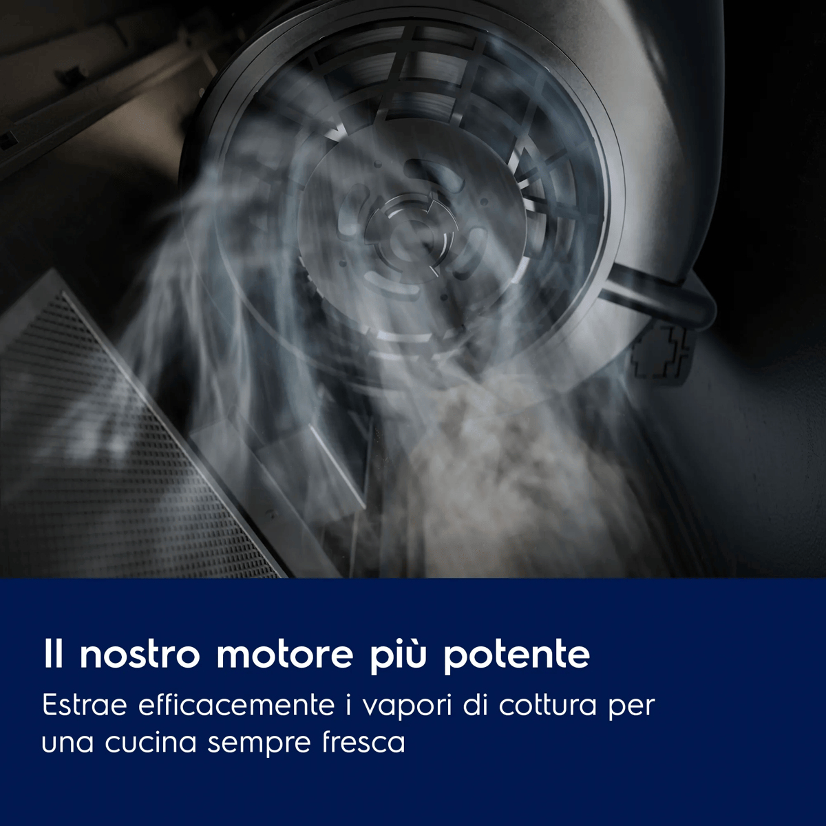 Potente motor absorbiendo vapor dentro de una campana extractora.