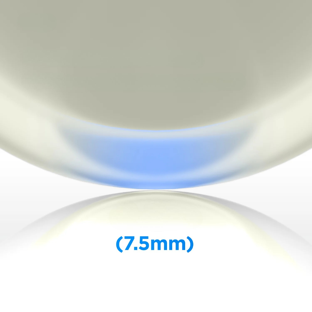 Makro zdjecie kopuly z odbiciem i niebieskim tekstem (7.5mm) z przodu na jasnym tle.
