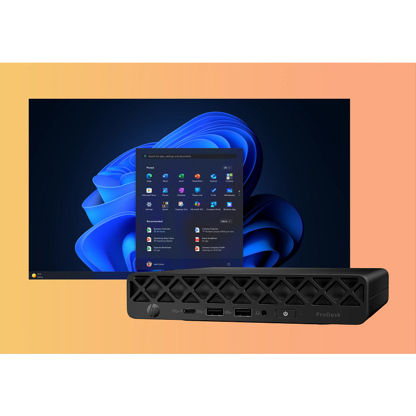 Un mini PC HP ProDesk nero davanti a un monitor con desktop e menu Start di Windows 11.