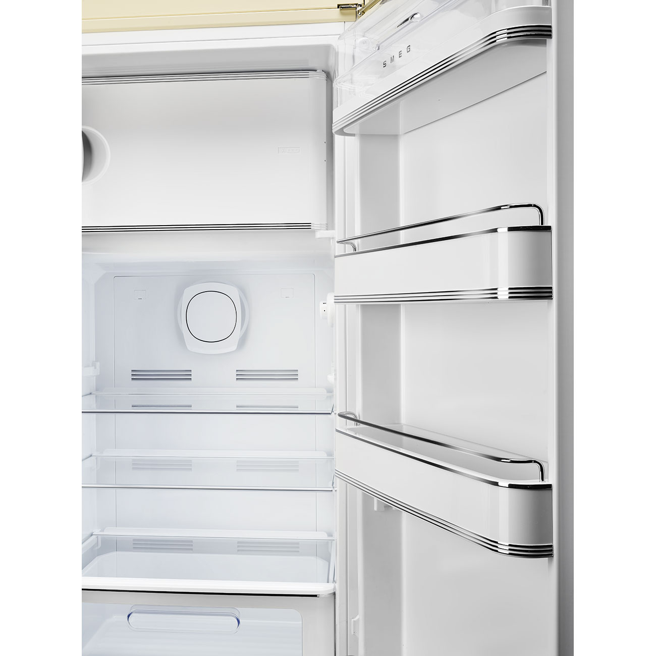 Geöffneter weißer Kühlschrank mit Glasablagen und verchromten Türfächern.