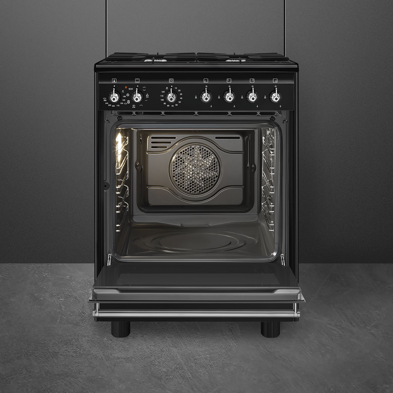 Una cucina a libera installazione nera con porta del forno aperta, interno illuminato e manopole.