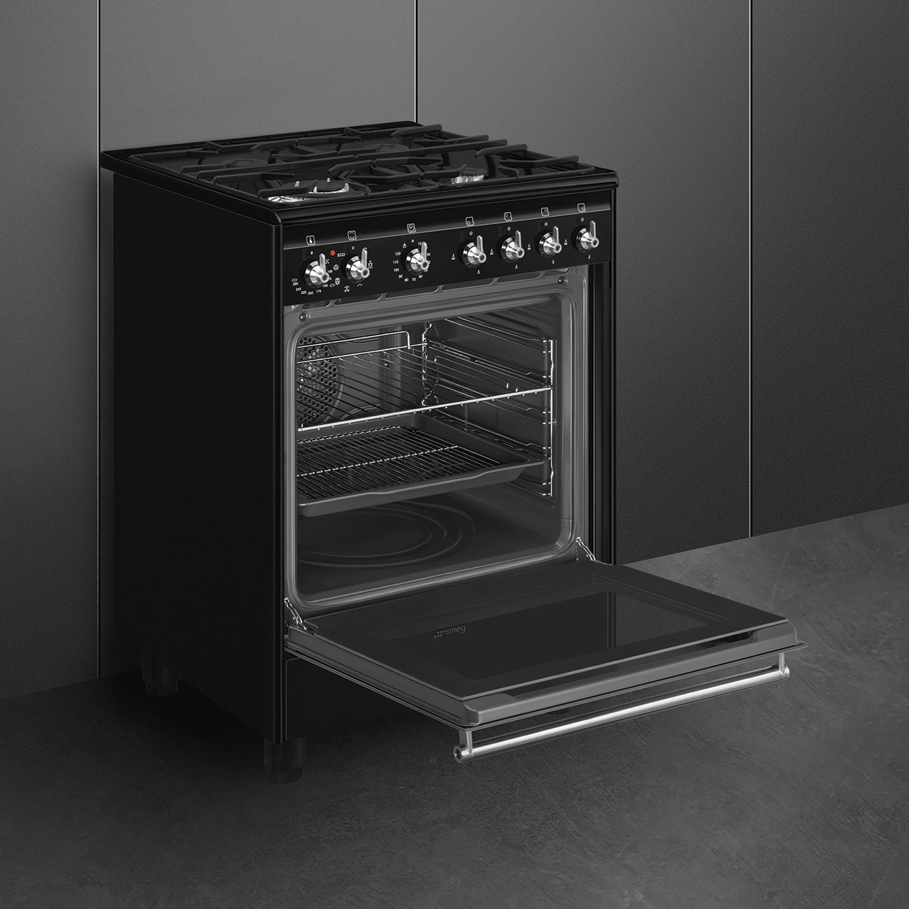 Una cucina a libera installazione nera con la porta del forno aperta su una parete grigia.